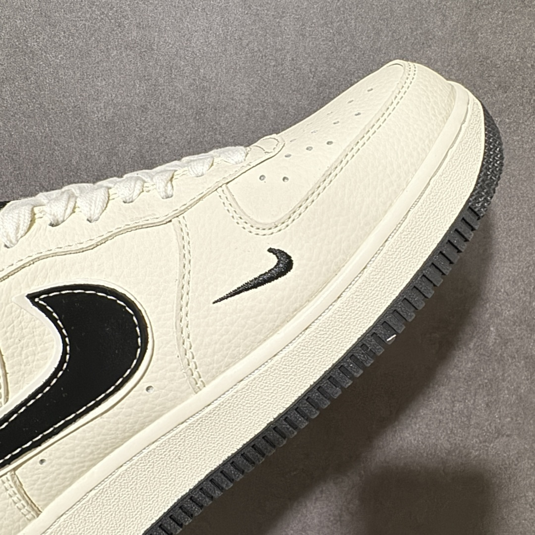 图片[7]-【定制版】空军一号经典回潮，米白黑撞色拿捏复古感 细腻荔枝纹皮革+双层Swoosh设计，细节拉满 后跟NIKE标识+中底AIR字样，辨识度直接拉满 上脚秒变街头焦点，通勤/出街/滑板都能打 百搭不挑人，闭眼入不踩雷。 货号：DW8806-001 尺码：36 36.5 37.5 38 38.5 39 40 40.5 41 42 42.5 43 44 44.5 45-选品中心