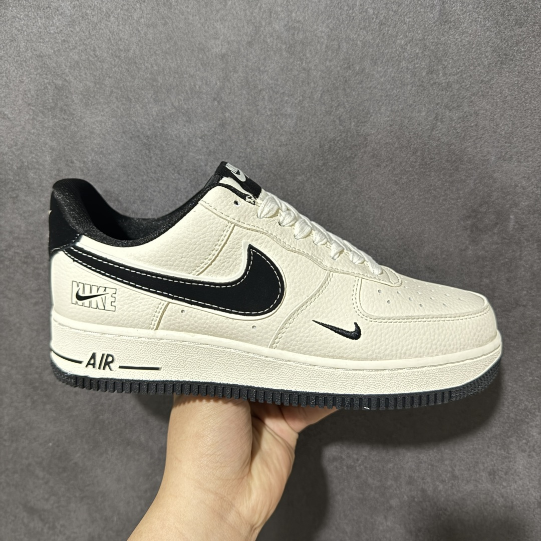 【定制版】空军一号经典回潮，米白黑撞色拿捏复古感 细腻荔枝纹皮革+双层Swoosh设计，细节拉满 后跟NIKE标识+中底AIR字样，辨识度直接拉满 上脚秒变街头焦点，通勤/出街/滑板都能打 百搭不挑人，闭眼入不踩雷。 货号：DW8806-001 尺码：36 36.5 37.5 38 38.5 39 40 40.5 41 42 42.5 43 44 44.5 45-选品中心