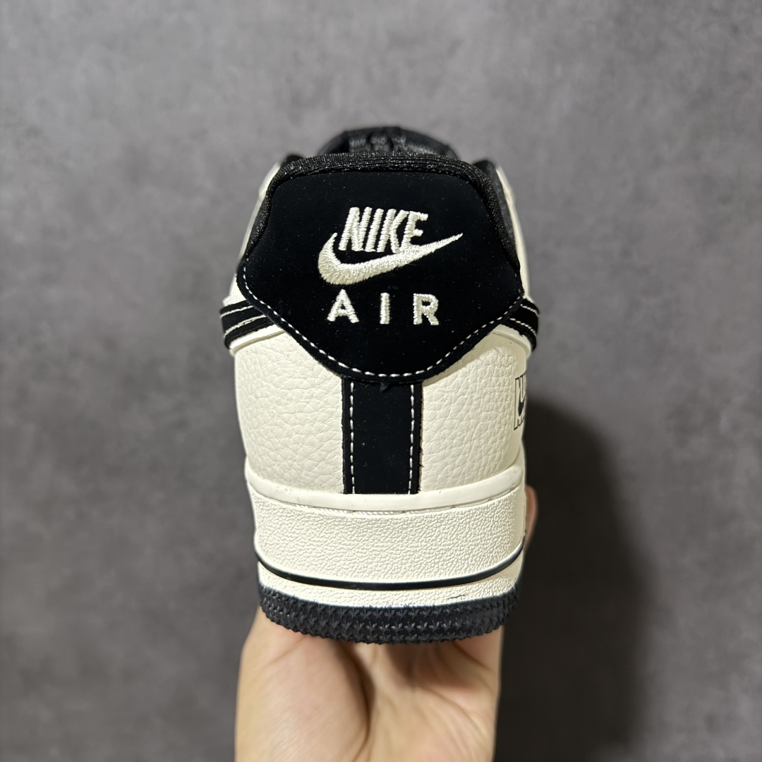 图片[4]-【定制版】空军一号经典回潮，米白黑撞色拿捏复古感 细腻荔枝纹皮革+双层Swoosh设计，细节拉满 后跟NIKE标识+中底AIR字样，辨识度直接拉满 上脚秒变街头焦点，通勤/出街/滑板都能打 百搭不挑人，闭眼入不踩雷。 货号：DW8806-001 尺码：36 36.5 37.5 38 38.5 39 40 40.5 41 42 42.5 43 44 44.5 45-选品中心