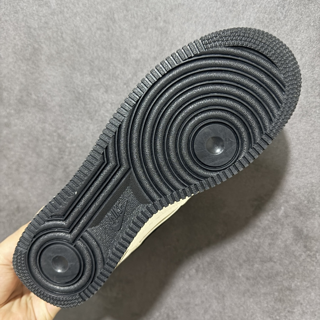 图片[9]-【定制版】空军一号经典回潮，米白黑撞色拿捏复古感 细腻荔枝纹皮革+双层Swoosh设计，细节拉满 后跟NIKE标识+中底AIR字样，辨识度直接拉满 上脚秒变街头焦点，通勤/出街/滑板都能打 百搭不挑人，闭眼入不踩雷。 货号：DW8806-001 尺码：36 36.5 37.5 38 38.5 39 40 40.5 41 42 42.5 43 44 44.5 45-选品中心