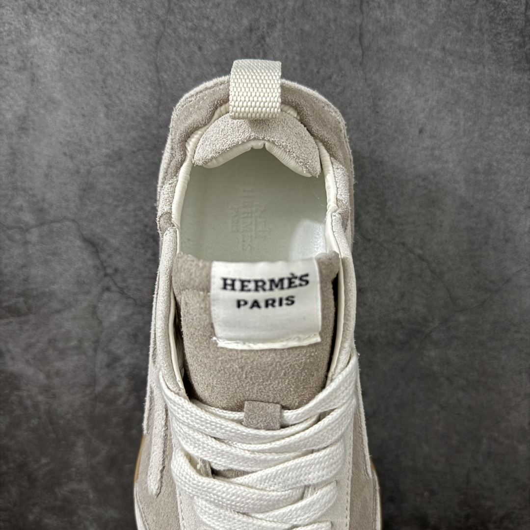 图片[8]-【广东纯原版】HERMES爱马仕 Jet 皮革 圆头系带 德训鞋 低帮 生活休闲鞋白皮生胶 大厂出品情侣款 原版打版调试鞋型，整体包容性强 上脚舒适轻便不挑脚，简约大气又百搭 侧边的经典H侧标志，让人一眼就能认出这是爱马仕的杰作，彰显你的不凡品味。 鞋面采用的是原版定制的进口头层麂皮，这种材料可是不计成本的重磅用料哦！经过工匠们的反复精细打磨处理，皮面呈现出细腻而柔滑的绒毛质感，触感轻盈舒适，穿着起来透气性极佳，还耐磨损，让你每一步都散发出复古摩登的韵味。 鞋头部分设计得圆润饱满，既不会过于尖锐显得突兀，也不会过于笨重，恰到好处地修饰了脚型，让你的脚部看起来更加纤细修长。 鞋头上的马克线锁边，采用的是大马家优质马克线紧密缝制，针脚细密均匀，既增强了鞋头的牢固度与耐用性，又起到了装饰作用，提升了整体的美观度。后跟部分的设计更是贴心，褶皱松紧设计加上填充加厚的软泡，触感Q弹软糯，仿佛云端漫步。这样的设计不仅有效降低了磨脚的可能性，还能防止掉跟，让你走路更加自信稳健。 羊皮内里垫脚，触感舒适柔软，仿佛第二层肌肤般贴合脚部。穿上它，再也不用担心闷脚、脚臭的问题了。更值得一提的是，中底层也是皮里的，而且还有专属编码！这可是很多市场版本都做不到的细节哦，足以证明它的高品质与独特性。柔韧性特别好，耐弯折恢复迅速，久穿不变形。走路时舒适轻盈，不板脚，主打的就是轻便舒适。软底软面的做法更是加持了脚感，让你每一步都如同行走在云端之上。 鞋底采用的是原版开模防滑橡胶大底，防滑纹理设计加持摩擦力加倍，上脚舒适耐磨又实穿，无论是日常通勤还是休闲时光，都能让你轻松应对。 总之，Hermes爱马仕的jet系列麂皮，无论是从颜值还是舒适度上，都可以打满分！它是你一年四季日常通勤、休闲时光的绝佳选择，让你随时随地都能展现出独特的时尚魅力。 面料；原版定制进口头层麂皮 内里：进口柔软羊皮 鞋底：原版开模防滑橡胶材质 尺码：35-45-选品中心