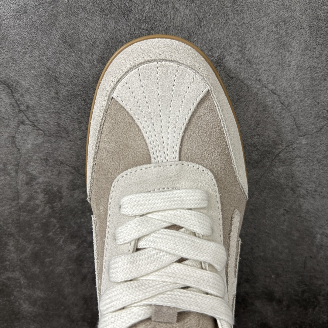 图片[5]-【广东纯原版】HERMES爱马仕 Jet 皮革 圆头系带 德训鞋 低帮 生活休闲鞋白皮生胶 大厂出品情侣款 原版打版调试鞋型，整体包容性强 上脚舒适轻便不挑脚，简约大气又百搭 侧边的经典H侧标志，让人一眼就能认出这是爱马仕的杰作，彰显你的不凡品味。 鞋面采用的是原版定制的进口头层麂皮，这种材料可是不计成本的重磅用料哦！经过工匠们的反复精细打磨处理，皮面呈现出细腻而柔滑的绒毛质感，触感轻盈舒适，穿着起来透气性极佳，还耐磨损，让你每一步都散发出复古摩登的韵味。 鞋头部分设计得圆润饱满，既不会过于尖锐显得突兀，也不会过于笨重，恰到好处地修饰了脚型，让你的脚部看起来更加纤细修长。 鞋头上的马克线锁边，采用的是大马家优质马克线紧密缝制，针脚细密均匀，既增强了鞋头的牢固度与耐用性，又起到了装饰作用，提升了整体的美观度。后跟部分的设计更是贴心，褶皱松紧设计加上填充加厚的软泡，触感Q弹软糯，仿佛云端漫步。这样的设计不仅有效降低了磨脚的可能性，还能防止掉跟，让你走路更加自信稳健。 羊皮内里垫脚，触感舒适柔软，仿佛第二层肌肤般贴合脚部。穿上它，再也不用担心闷脚、脚臭的问题了。更值得一提的是，中底层也是皮里的，而且还有专属编码！这可是很多市场版本都做不到的细节哦，足以证明它的高品质与独特性。柔韧性特别好，耐弯折恢复迅速，久穿不变形。走路时舒适轻盈，不板脚，主打的就是轻便舒适。软底软面的做法更是加持了脚感，让你每一步都如同行走在云端之上。 鞋底采用的是原版开模防滑橡胶大底，防滑纹理设计加持摩擦力加倍，上脚舒适耐磨又实穿，无论是日常通勤还是休闲时光，都能让你轻松应对。 总之，Hermes爱马仕的jet系列麂皮，无论是从颜值还是舒适度上，都可以打满分！它是你一年四季日常通勤、休闲时光的绝佳选择，让你随时随地都能展现出独特的时尚魅力。 面料；原版定制进口头层麂皮 内里：进口柔软羊皮 鞋底：原版开模防滑橡胶材质 尺码：35-45-选品中心