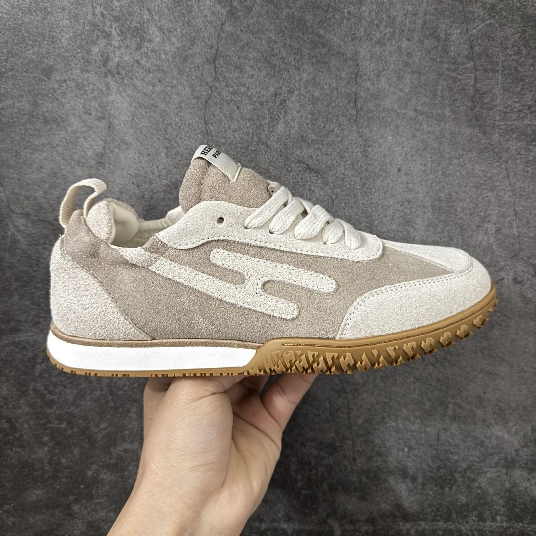 【广东纯原版】HERMES爱马仕 Jet 皮革 圆头系带 德训鞋 低帮 生活休闲鞋白皮生胶 大厂出品情侣款 原版打版调试鞋型，整体包容性强 上脚舒适轻便不挑脚，简约大气又百搭 侧边的经典H侧标志，让人一眼就能认出这是爱马仕的杰作，彰显你的不凡品味。 鞋面采用的是原版定制的进口头层麂皮，这种材料可是不计成本的重磅用料哦！经过工匠们的反复精细打磨处理，皮面呈现出细腻而柔滑的绒毛质感，触感轻盈舒适，穿着起来透气性极佳，还耐磨损，让你每一步都散发出复古摩登的韵味。 鞋头部分设计得圆润饱满，既不会过于尖锐显得突兀，也不会过于笨重，恰到好处地修饰了脚型，让你的脚部看起来更加纤细修长。 鞋头上的马克线锁边，采用的是大马家优质马克线紧密缝制，针脚细密均匀，既增强了鞋头的牢固度与耐用性，又起到了装饰作用，提升了整体的美观度。后跟部分的设计更是贴心，褶皱松紧设计加上填充加厚的软泡，触感Q弹软糯，仿佛云端漫步。这样的设计不仅有效降低了磨脚的可能性，还能防止掉跟，让你走路更加自信稳健。 羊皮内里垫脚，触感舒适柔软，仿佛第二层肌肤般贴合脚部。穿上它，再也不用担心闷脚、脚臭的问题了。更值得一提的是，中底层也是皮里的，而且还有专属编码！这可是很多市场版本都做不到的细节哦，足以证明它的高品质与独特性。柔韧性特别好，耐弯折恢复迅速，久穿不变形。走路时舒适轻盈，不板脚，主打的就是轻便舒适。软底软面的做法更是加持了脚感，让你每一步都如同行走在云端之上。 鞋底采用的是原版开模防滑橡胶大底，防滑纹理设计加持摩擦力加倍，上脚舒适耐磨又实穿，无论是日常通勤还是休闲时光，都能让你轻松应对。 总之，Hermes爱马仕的jet系列麂皮，无论是从颜值还是舒适度上，都可以打满分！它是你一年四季日常通勤、休闲时光的绝佳选择，让你随时随地都能展现出独特的时尚魅力。 面料；原版定制进口头层麂皮 内里：进口柔软羊皮 鞋底：原版开模防滑橡胶材质 尺码：35-45-选品中心