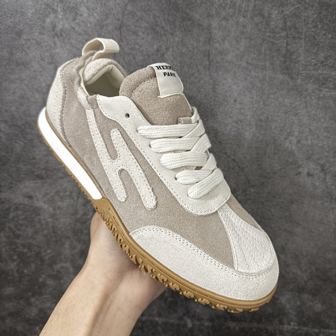 图片[3]-【广东纯原版】HERMES爱马仕 Jet 皮革 圆头系带 德训鞋 低帮 生活休闲鞋白皮生胶 大厂出品情侣款 原版打版调试鞋型，整体包容性强 上脚舒适轻便不挑脚，简约大气又百搭 侧边的经典H侧标志，让人一眼就能认出这是爱马仕的杰作，彰显你的不凡品味。 鞋面采用的是原版定制的进口头层麂皮，这种材料可是不计成本的重磅用料哦！经过工匠们的反复精细打磨处理，皮面呈现出细腻而柔滑的绒毛质感，触感轻盈舒适，穿着起来透气性极佳，还耐磨损，让你每一步都散发出复古摩登的韵味。 鞋头部分设计得圆润饱满，既不会过于尖锐显得突兀，也不会过于笨重，恰到好处地修饰了脚型，让你的脚部看起来更加纤细修长。 鞋头上的马克线锁边，采用的是大马家优质马克线紧密缝制，针脚细密均匀，既增强了鞋头的牢固度与耐用性，又起到了装饰作用，提升了整体的美观度。后跟部分的设计更是贴心，褶皱松紧设计加上填充加厚的软泡，触感Q弹软糯，仿佛云端漫步。这样的设计不仅有效降低了磨脚的可能性，还能防止掉跟，让你走路更加自信稳健。 羊皮内里垫脚，触感舒适柔软，仿佛第二层肌肤般贴合脚部。穿上它，再也不用担心闷脚、脚臭的问题了。更值得一提的是，中底层也是皮里的，而且还有专属编码！这可是很多市场版本都做不到的细节哦，足以证明它的高品质与独特性。柔韧性特别好，耐弯折恢复迅速，久穿不变形。走路时舒适轻盈，不板脚，主打的就是轻便舒适。软底软面的做法更是加持了脚感，让你每一步都如同行走在云端之上。 鞋底采用的是原版开模防滑橡胶大底，防滑纹理设计加持摩擦力加倍，上脚舒适耐磨又实穿，无论是日常通勤还是休闲时光，都能让你轻松应对。 总之，Hermes爱马仕的jet系列麂皮，无论是从颜值还是舒适度上，都可以打满分！它是你一年四季日常通勤、休闲时光的绝佳选择，让你随时随地都能展现出独特的时尚魅力。 面料；原版定制进口头层麂皮 内里：进口柔软羊皮 鞋底：原版开模防滑橡胶材质 尺码：35-45-选品中心