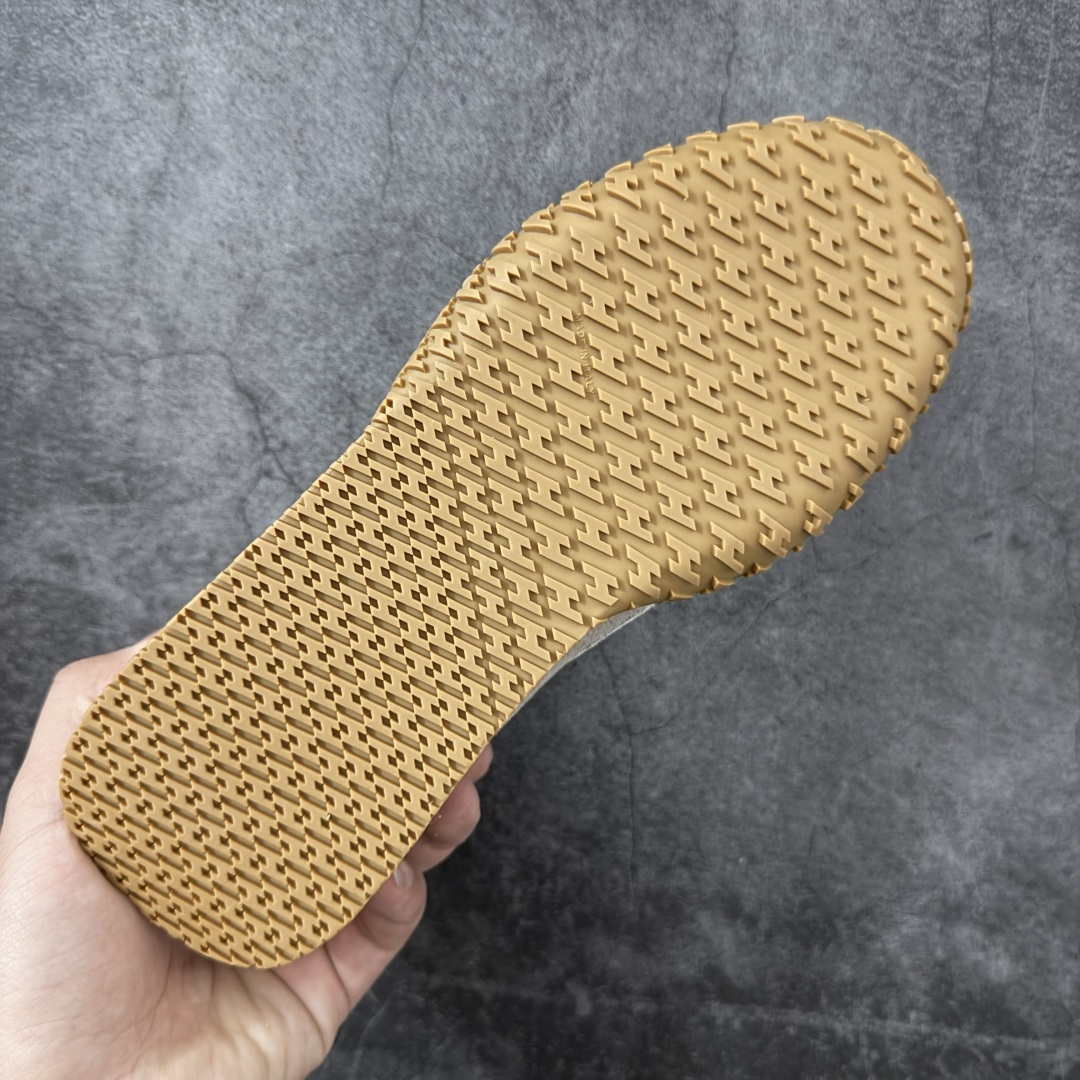 图片[9]-【广东纯原版】HERMES爱马仕 Jet 皮革 圆头系带 德训鞋 低帮 生活休闲鞋白皮生胶 大厂出品情侣款 原版打版调试鞋型，整体包容性强 上脚舒适轻便不挑脚，简约大气又百搭 侧边的经典H侧标志，让人一眼就能认出这是爱马仕的杰作，彰显你的不凡品味。 鞋面采用的是原版定制的进口头层麂皮，这种材料可是不计成本的重磅用料哦！经过工匠们的反复精细打磨处理，皮面呈现出细腻而柔滑的绒毛质感，触感轻盈舒适，穿着起来透气性极佳，还耐磨损，让你每一步都散发出复古摩登的韵味。 鞋头部分设计得圆润饱满，既不会过于尖锐显得突兀，也不会过于笨重，恰到好处地修饰了脚型，让你的脚部看起来更加纤细修长。 鞋头上的马克线锁边，采用的是大马家优质马克线紧密缝制，针脚细密均匀，既增强了鞋头的牢固度与耐用性，又起到了装饰作用，提升了整体的美观度。后跟部分的设计更是贴心，褶皱松紧设计加上填充加厚的软泡，触感Q弹软糯，仿佛云端漫步。这样的设计不仅有效降低了磨脚的可能性，还能防止掉跟，让你走路更加自信稳健。 羊皮内里垫脚，触感舒适柔软，仿佛第二层肌肤般贴合脚部。穿上它，再也不用担心闷脚、脚臭的问题了。更值得一提的是，中底层也是皮里的，而且还有专属编码！这可是很多市场版本都做不到的细节哦，足以证明它的高品质与独特性。柔韧性特别好，耐弯折恢复迅速，久穿不变形。走路时舒适轻盈，不板脚，主打的就是轻便舒适。软底软面的做法更是加持了脚感，让你每一步都如同行走在云端之上。 鞋底采用的是原版开模防滑橡胶大底，防滑纹理设计加持摩擦力加倍，上脚舒适耐磨又实穿，无论是日常通勤还是休闲时光，都能让你轻松应对。 总之，Hermes爱马仕的jet系列麂皮，无论是从颜值还是舒适度上，都可以打满分！它是你一年四季日常通勤、休闲时光的绝佳选择，让你随时随地都能展现出独特的时尚魅力。 面料；原版定制进口头层麂皮 内里：进口柔软羊皮 鞋底：原版开模防滑橡胶材质 尺码：35-45-选品中心