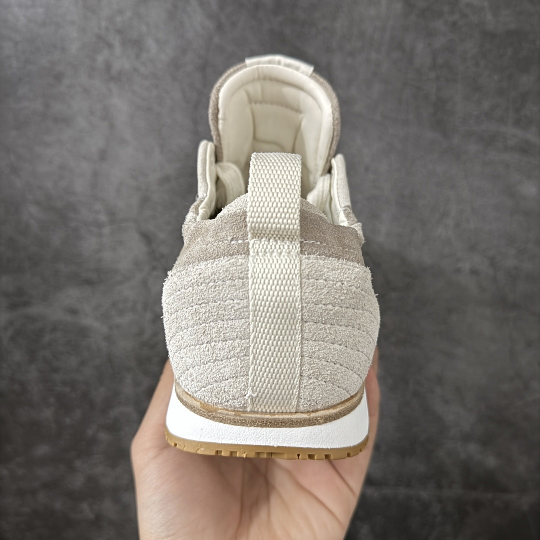 图片[4]-【广东纯原版】HERMES爱马仕 Jet 皮革 圆头系带 德训鞋 低帮 生活休闲鞋白皮生胶 大厂出品情侣款 原版打版调试鞋型，整体包容性强 上脚舒适轻便不挑脚，简约大气又百搭 侧边的经典H侧标志，让人一眼就能认出这是爱马仕的杰作，彰显你的不凡品味。 鞋面采用的是原版定制的进口头层麂皮，这种材料可是不计成本的重磅用料哦！经过工匠们的反复精细打磨处理，皮面呈现出细腻而柔滑的绒毛质感，触感轻盈舒适，穿着起来透气性极佳，还耐磨损，让你每一步都散发出复古摩登的韵味。 鞋头部分设计得圆润饱满，既不会过于尖锐显得突兀，也不会过于笨重，恰到好处地修饰了脚型，让你的脚部看起来更加纤细修长。 鞋头上的马克线锁边，采用的是大马家优质马克线紧密缝制，针脚细密均匀，既增强了鞋头的牢固度与耐用性，又起到了装饰作用，提升了整体的美观度。后跟部分的设计更是贴心，褶皱松紧设计加上填充加厚的软泡，触感Q弹软糯，仿佛云端漫步。这样的设计不仅有效降低了磨脚的可能性，还能防止掉跟，让你走路更加自信稳健。 羊皮内里垫脚，触感舒适柔软，仿佛第二层肌肤般贴合脚部。穿上它，再也不用担心闷脚、脚臭的问题了。更值得一提的是，中底层也是皮里的，而且还有专属编码！这可是很多市场版本都做不到的细节哦，足以证明它的高品质与独特性。柔韧性特别好，耐弯折恢复迅速，久穿不变形。走路时舒适轻盈，不板脚，主打的就是轻便舒适。软底软面的做法更是加持了脚感，让你每一步都如同行走在云端之上。 鞋底采用的是原版开模防滑橡胶大底，防滑纹理设计加持摩擦力加倍，上脚舒适耐磨又实穿，无论是日常通勤还是休闲时光，都能让你轻松应对。 总之，Hermes爱马仕的jet系列麂皮，无论是从颜值还是舒适度上，都可以打满分！它是你一年四季日常通勤、休闲时光的绝佳选择，让你随时随地都能展现出独特的时尚魅力。 面料；原版定制进口头层麂皮 内里：进口柔软羊皮 鞋底：原版开模防滑橡胶材质 尺码：35-45-选品中心