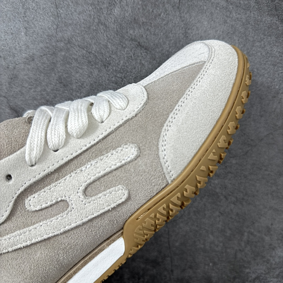 图片[6]-【广东纯原版】HERMES爱马仕 Jet 皮革 圆头系带 德训鞋 低帮 生活休闲鞋白皮生胶 大厂出品情侣款 原版打版调试鞋型，整体包容性强 上脚舒适轻便不挑脚，简约大气又百搭 侧边的经典H侧标志，让人一眼就能认出这是爱马仕的杰作，彰显你的不凡品味。 鞋面采用的是原版定制的进口头层麂皮，这种材料可是不计成本的重磅用料哦！经过工匠们的反复精细打磨处理，皮面呈现出细腻而柔滑的绒毛质感，触感轻盈舒适，穿着起来透气性极佳，还耐磨损，让你每一步都散发出复古摩登的韵味。 鞋头部分设计得圆润饱满，既不会过于尖锐显得突兀，也不会过于笨重，恰到好处地修饰了脚型，让你的脚部看起来更加纤细修长。 鞋头上的马克线锁边，采用的是大马家优质马克线紧密缝制，针脚细密均匀，既增强了鞋头的牢固度与耐用性，又起到了装饰作用，提升了整体的美观度。后跟部分的设计更是贴心，褶皱松紧设计加上填充加厚的软泡，触感Q弹软糯，仿佛云端漫步。这样的设计不仅有效降低了磨脚的可能性，还能防止掉跟，让你走路更加自信稳健。 羊皮内里垫脚，触感舒适柔软，仿佛第二层肌肤般贴合脚部。穿上它，再也不用担心闷脚、脚臭的问题了。更值得一提的是，中底层也是皮里的，而且还有专属编码！这可是很多市场版本都做不到的细节哦，足以证明它的高品质与独特性。柔韧性特别好，耐弯折恢复迅速，久穿不变形。走路时舒适轻盈，不板脚，主打的就是轻便舒适。软底软面的做法更是加持了脚感，让你每一步都如同行走在云端之上。 鞋底采用的是原版开模防滑橡胶大底，防滑纹理设计加持摩擦力加倍，上脚舒适耐磨又实穿，无论是日常通勤还是休闲时光，都能让你轻松应对。 总之，Hermes爱马仕的jet系列麂皮，无论是从颜值还是舒适度上，都可以打满分！它是你一年四季日常通勤、休闲时光的绝佳选择，让你随时随地都能展现出独特的时尚魅力。 面料；原版定制进口头层麂皮 内里：进口柔软羊皮 鞋底：原版开模防滑橡胶材质 尺码：35-45-选品中心