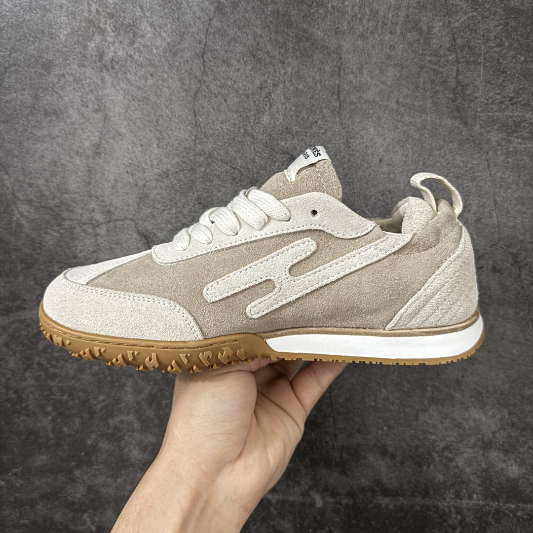 图片[2]-【广东纯原版】HERMES爱马仕 Jet 皮革 圆头系带 德训鞋 低帮 生活休闲鞋白皮生胶 大厂出品情侣款 原版打版调试鞋型，整体包容性强 上脚舒适轻便不挑脚，简约大气又百搭 侧边的经典H侧标志，让人一眼就能认出这是爱马仕的杰作，彰显你的不凡品味。 鞋面采用的是原版定制的进口头层麂皮，这种材料可是不计成本的重磅用料哦！经过工匠们的反复精细打磨处理，皮面呈现出细腻而柔滑的绒毛质感，触感轻盈舒适，穿着起来透气性极佳，还耐磨损，让你每一步都散发出复古摩登的韵味。 鞋头部分设计得圆润饱满，既不会过于尖锐显得突兀，也不会过于笨重，恰到好处地修饰了脚型，让你的脚部看起来更加纤细修长。 鞋头上的马克线锁边，采用的是大马家优质马克线紧密缝制，针脚细密均匀，既增强了鞋头的牢固度与耐用性，又起到了装饰作用，提升了整体的美观度。后跟部分的设计更是贴心，褶皱松紧设计加上填充加厚的软泡，触感Q弹软糯，仿佛云端漫步。这样的设计不仅有效降低了磨脚的可能性，还能防止掉跟，让你走路更加自信稳健。 羊皮内里垫脚，触感舒适柔软，仿佛第二层肌肤般贴合脚部。穿上它，再也不用担心闷脚、脚臭的问题了。更值得一提的是，中底层也是皮里的，而且还有专属编码！这可是很多市场版本都做不到的细节哦，足以证明它的高品质与独特性。柔韧性特别好，耐弯折恢复迅速，久穿不变形。走路时舒适轻盈，不板脚，主打的就是轻便舒适。软底软面的做法更是加持了脚感，让你每一步都如同行走在云端之上。 鞋底采用的是原版开模防滑橡胶大底，防滑纹理设计加持摩擦力加倍，上脚舒适耐磨又实穿，无论是日常通勤还是休闲时光，都能让你轻松应对。 总之，Hermes爱马仕的jet系列麂皮，无论是从颜值还是舒适度上，都可以打满分！它是你一年四季日常通勤、休闲时光的绝佳选择，让你随时随地都能展现出独特的时尚魅力。 面料；原版定制进口头层麂皮 内里：进口柔软羊皮 鞋底：原版开模防滑橡胶材质 尺码：35-45-选品中心