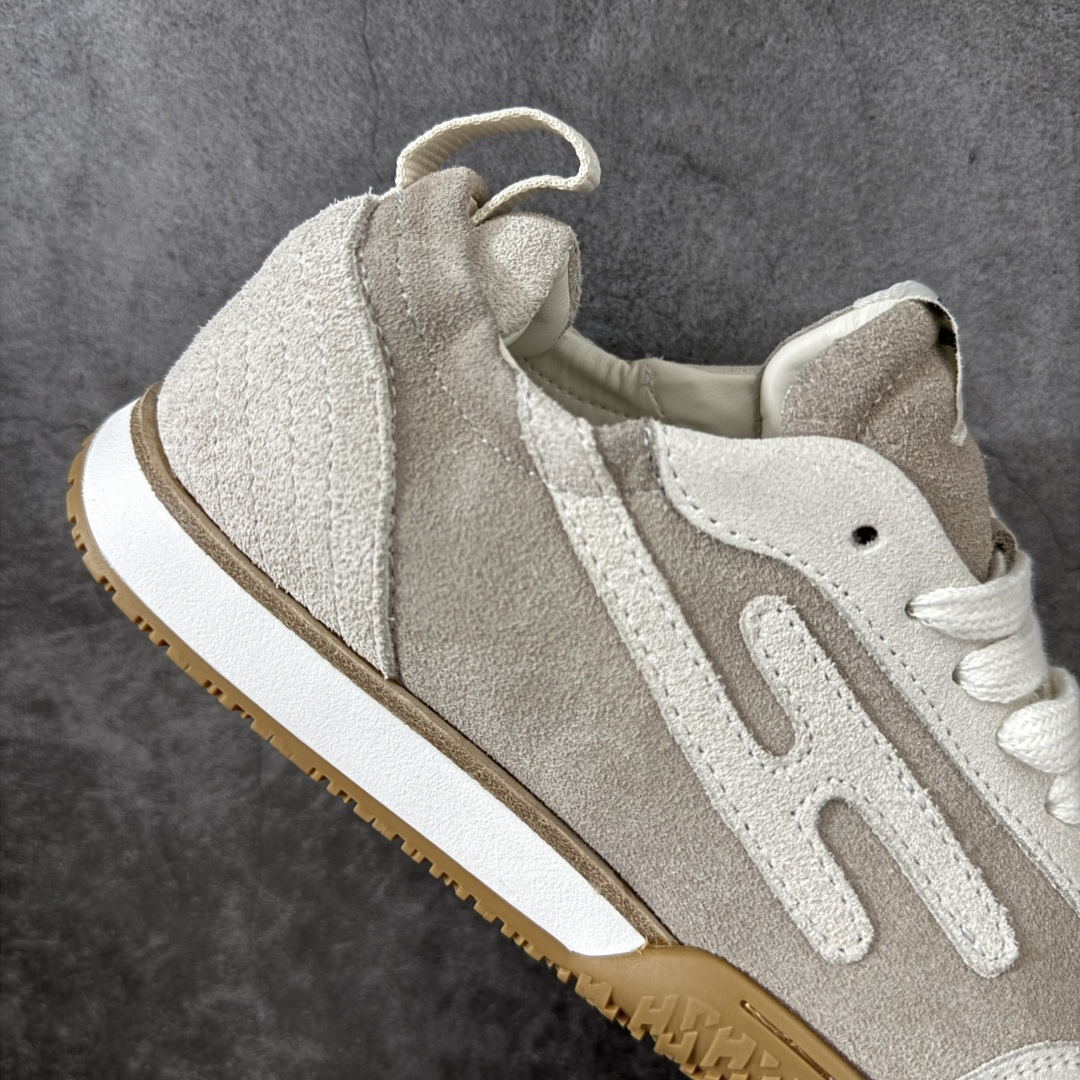 图片[7]-【广东纯原版】HERMES爱马仕 Jet 皮革 圆头系带 德训鞋 低帮 生活休闲鞋白皮生胶 大厂出品情侣款 原版打版调试鞋型，整体包容性强 上脚舒适轻便不挑脚，简约大气又百搭 侧边的经典H侧标志，让人一眼就能认出这是爱马仕的杰作，彰显你的不凡品味。 鞋面采用的是原版定制的进口头层麂皮，这种材料可是不计成本的重磅用料哦！经过工匠们的反复精细打磨处理，皮面呈现出细腻而柔滑的绒毛质感，触感轻盈舒适，穿着起来透气性极佳，还耐磨损，让你每一步都散发出复古摩登的韵味。 鞋头部分设计得圆润饱满，既不会过于尖锐显得突兀，也不会过于笨重，恰到好处地修饰了脚型，让你的脚部看起来更加纤细修长。 鞋头上的马克线锁边，采用的是大马家优质马克线紧密缝制，针脚细密均匀，既增强了鞋头的牢固度与耐用性，又起到了装饰作用，提升了整体的美观度。后跟部分的设计更是贴心，褶皱松紧设计加上填充加厚的软泡，触感Q弹软糯，仿佛云端漫步。这样的设计不仅有效降低了磨脚的可能性，还能防止掉跟，让你走路更加自信稳健。 羊皮内里垫脚，触感舒适柔软，仿佛第二层肌肤般贴合脚部。穿上它，再也不用担心闷脚、脚臭的问题了。更值得一提的是，中底层也是皮里的，而且还有专属编码！这可是很多市场版本都做不到的细节哦，足以证明它的高品质与独特性。柔韧性特别好，耐弯折恢复迅速，久穿不变形。走路时舒适轻盈，不板脚，主打的就是轻便舒适。软底软面的做法更是加持了脚感，让你每一步都如同行走在云端之上。 鞋底采用的是原版开模防滑橡胶大底，防滑纹理设计加持摩擦力加倍，上脚舒适耐磨又实穿，无论是日常通勤还是休闲时光，都能让你轻松应对。 总之，Hermes爱马仕的jet系列麂皮，无论是从颜值还是舒适度上，都可以打满分！它是你一年四季日常通勤、休闲时光的绝佳选择，让你随时随地都能展现出独特的时尚魅力。 面料；原版定制进口头层麂皮 内里：进口柔软羊皮 鞋底：原版开模防滑橡胶材质 尺码：35-45-选品中心