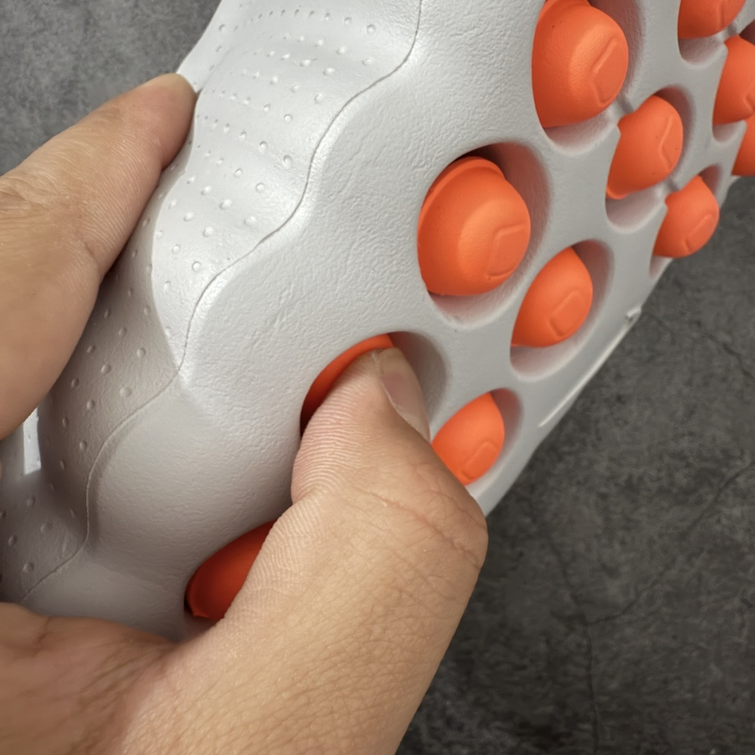 图片[8]-【老PK版】NK Mind 001 Sail 黑科技足底按摩舒适贴合训练鞋 灰色HQ4307-003 顶级版本 正确细节 1：1标配组合底 MD软底 渐变雾面大底 超高清洁度 按摩功能效果同步原版 区别市场通货 Mind 001 从神经科学中汲取灵感，打造出一款不仅外观独特，更能为穿着者带来别样感知体验的球鞋，此次新作将继续延续此核心方向。历时十年打磨的 Mind 系列，承载着 Nike 对未来鞋款的愿景呈现。系列中的每双鞋，外底均由 22 个独立泡沫结节构成，旨在模拟赤足般的体验。这些结节N通过与足底感官感受器的相互作用，从而促进人体的自然步态。 尺码：36-47.5=36 37.5 38.5 40 41 42.5 44 45 46 47.5 和官网一样偏小一码-选品中心