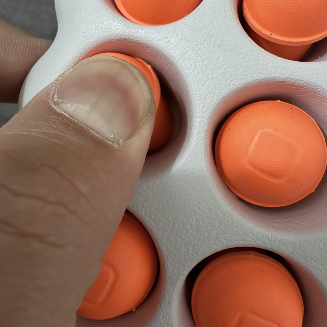 图片[7]-【老PK版】NK Mind 001 Sail 黑科技足底按摩舒适贴合训练鞋 灰色HQ4307-003 顶级版本 正确细节 1：1标配组合底 MD软底 渐变雾面大底 超高清洁度 按摩功能效果同步原版 区别市场通货 Mind 001 从神经科学中汲取灵感，打造出一款不仅外观独特，更能为穿着者带来别样感知体验的球鞋，此次新作将继续延续此核心方向。历时十年打磨的 Mind 系列，承载着 Nike 对未来鞋款的愿景呈现。系列中的每双鞋，外底均由 22 个独立泡沫结节构成，旨在模拟赤足般的体验。这些结节N通过与足底感官感受器的相互作用，从而促进人体的自然步态。 尺码：36-47.5=36 37.5 38.5 40 41 42.5 44 45 46 47.5 和官网一样偏小一码-选品中心