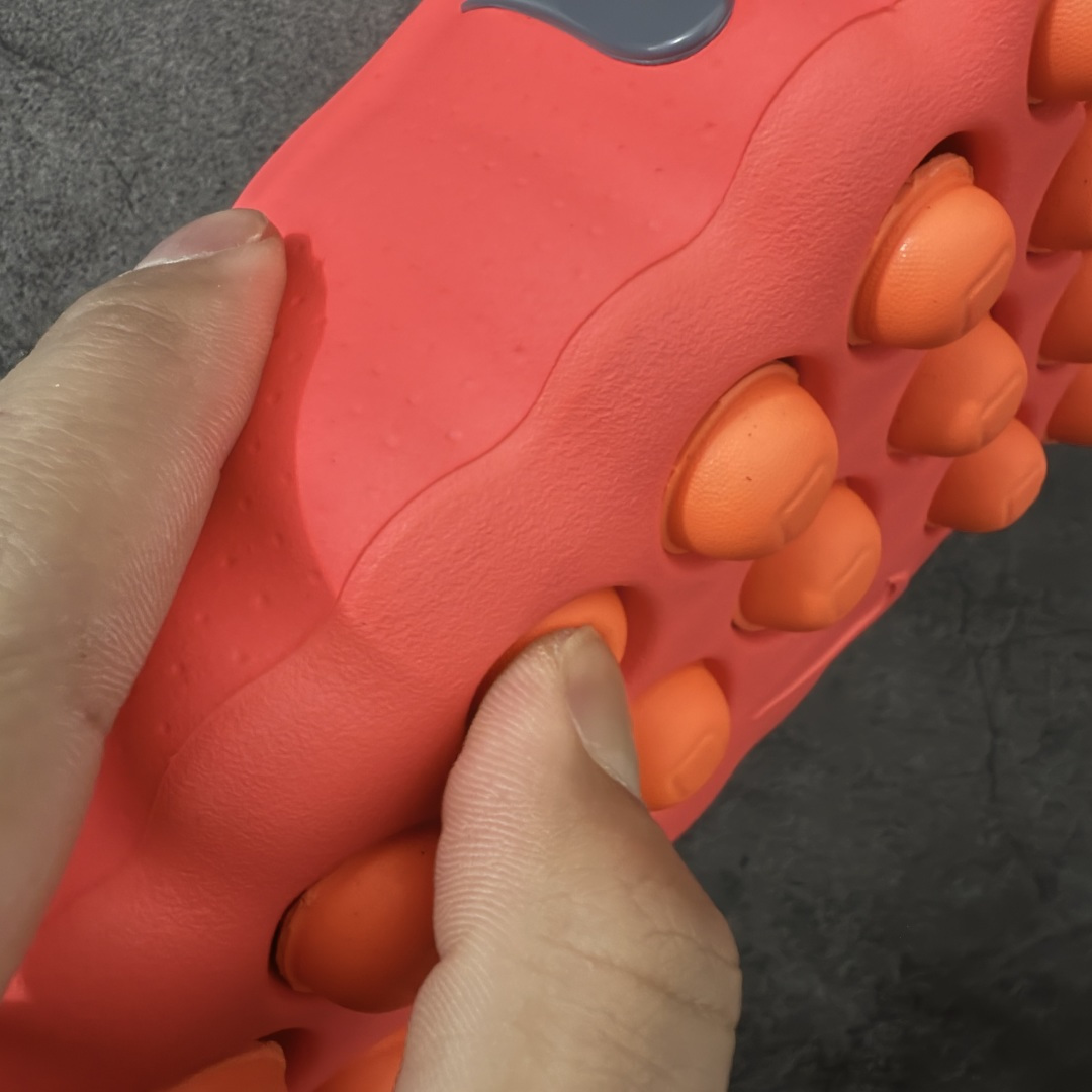 图片[7]-【老PK版】NK Mind 001 Sail 黑科技足底按摩舒适贴合训练鞋 红色HQ4307-600 顶级版本 正确细节 1：1标配组合底 MD软底 渐变雾面大底 超高清洁度 按摩功能效果同步原版 区别市场通货 Mind 001 从神经科学中汲取灵感，打造出一款不仅外观独特，更能为穿着者带来别样感知体验的球鞋，此次新作将继续延续此核心方向。历时十年打磨的 Mind 系列，承载着 Nike 对未来鞋款的愿景呈现。系列中的每双鞋，外底均由 22 个独立泡沫结节构成，旨在模拟赤足般的体验。这些结节N通过与足底感官感受器的相互作用，从而促进人体的自然步态。 尺码：36-47.5=36 37.5 38.5 40 41 42.5 44 45 46 47.5 和官网一样偏小一码-选品中心