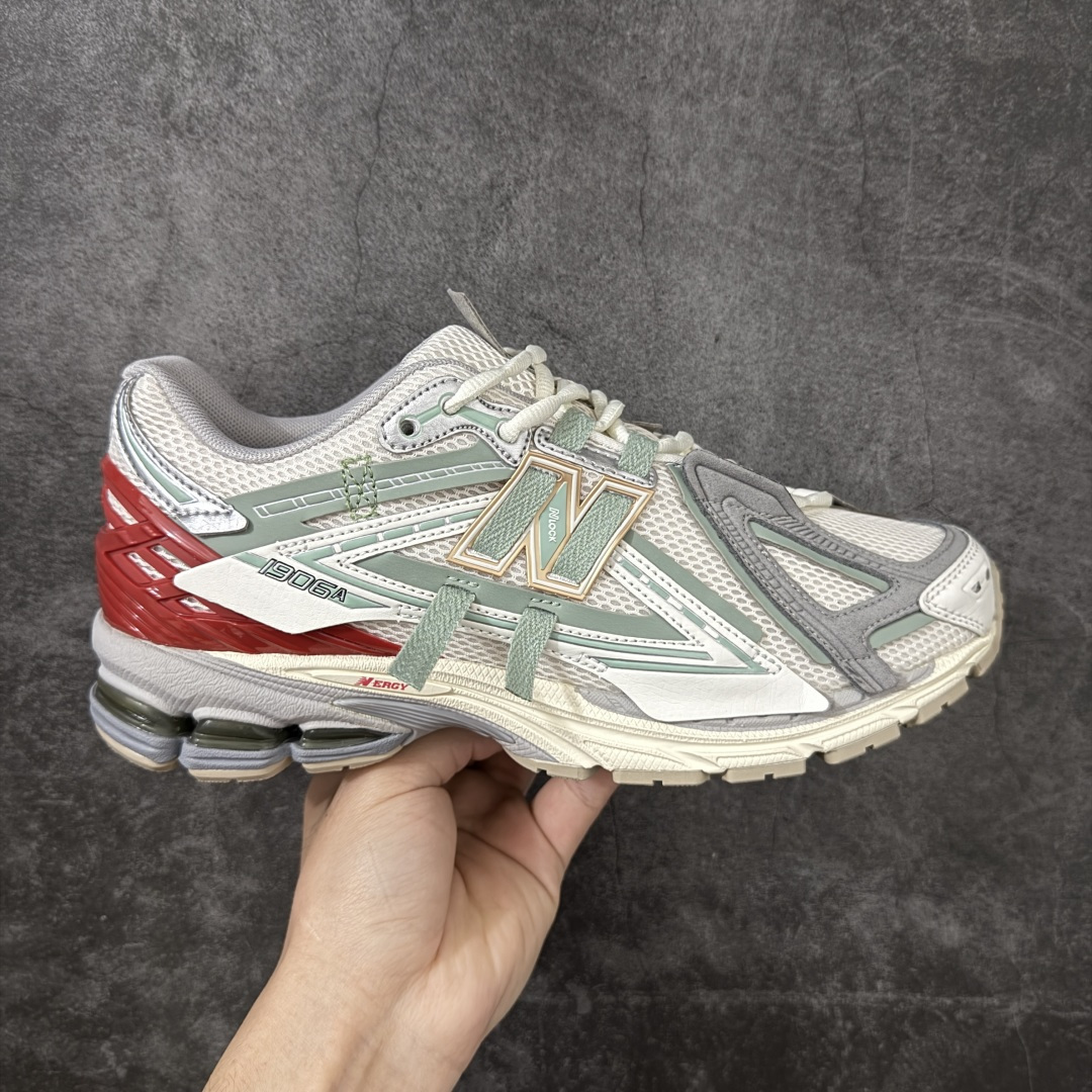 【纯原版】NB新百伦New Balance NB1906 U19065DY系列复古老爹风休闲运动慢跑鞋 采用轻质牛剖革拼接透气网眼衬垫织物鞋面材质#T-Beam大底提供足步弓支撑，保持步态稳定#后跟搭载外露缓震胶 鞋身整体以各种深浅不一的灰色覆盖，鞋头以淡蓝色调装饰，网眼衬垫通过不规律的色块实现做旧的美感，泛黄的鞋底更是进一步增添了复古气息。 尺码：36 37 37.5 38 38.5 39.5 40 40.5 41.5 42 42.5 43 44 45 46.5-选品中心