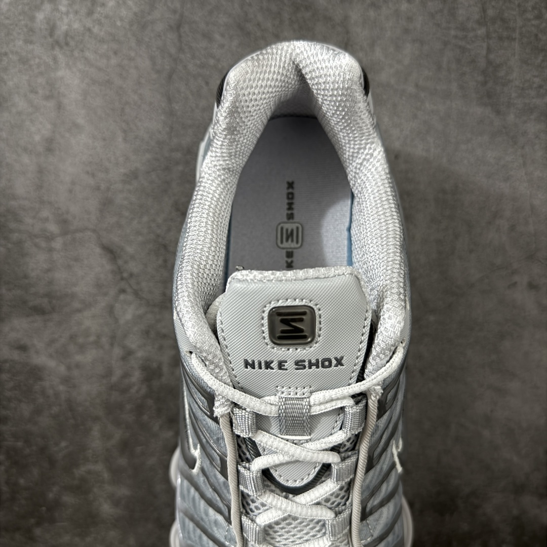 图片[8]-【Max纯原版】原版开发 Nike Shox TL系列 灰色 AV3595-015 NK Shox TL系列 复古舒适百搭防滑耐磨低邦柱形气垫休闲跑步鞋 鞋面采用了轻质化的材料打造，搭载鞋带系带系统以及鞋舌部分的特殊控制模块，科技感十足；采用透气纺织品和网眼鞋面与标志性的Nike Shox技术，同时提供更轻盈的感觉和大胆的外观；鞋身大面积采用织物与皮革材质拼接设计，搭配Dri-FITz透气网面，透气性拉满不闷脚。中底前掌搭载Air Max科技，后掌配置Shoxy缓震气柱，前掌气垫提供灵敏回弹，中底的气柱设计也很加分，外观上科技感十足；设计彰显个性，复古造型适配多种穿搭风格。 尺码：39 40 40.5 41 42 42.5 43 44 44.5 45 45.5 46 46.5 47.5-选品中心