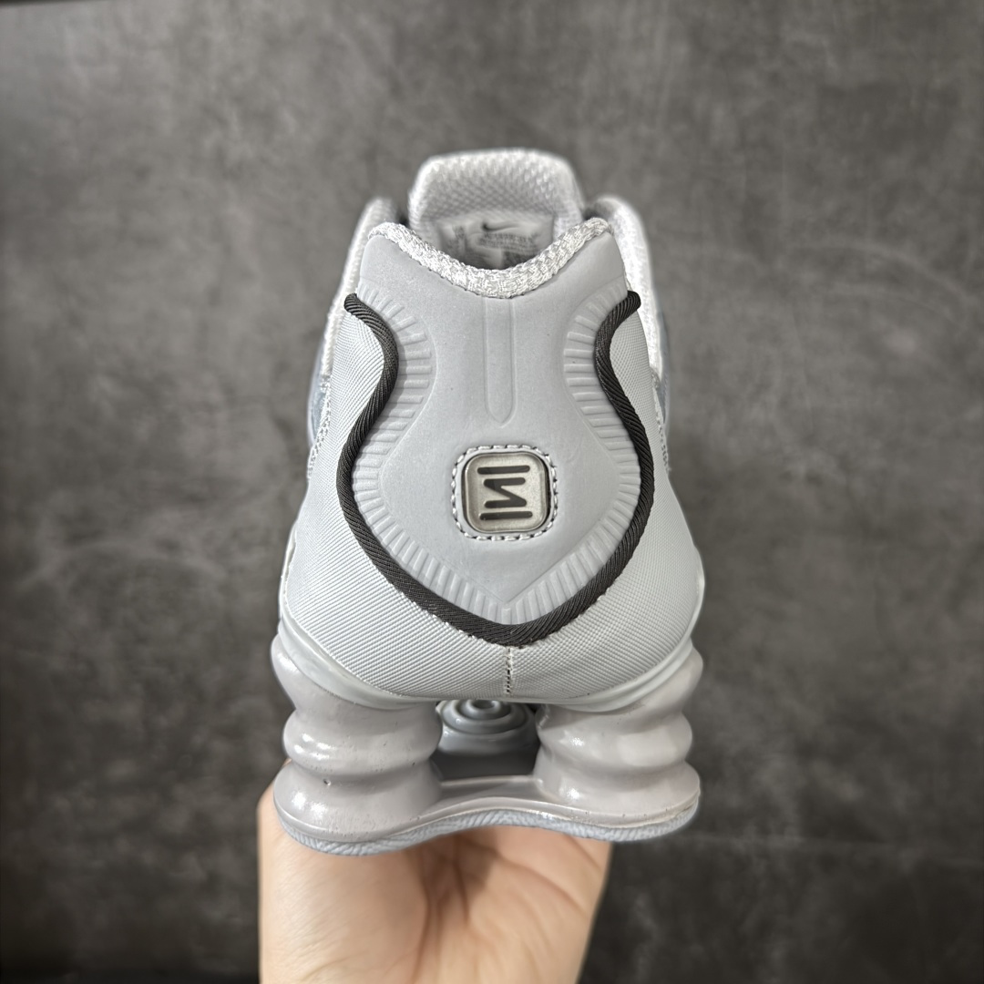 图片[4]-【Max纯原版】原版开发 Nike Shox TL系列 灰色 AV3595-015 NK Shox TL系列 复古舒适百搭防滑耐磨低邦柱形气垫休闲跑步鞋 鞋面采用了轻质化的材料打造，搭载鞋带系带系统以及鞋舌部分的特殊控制模块，科技感十足；采用透气纺织品和网眼鞋面与标志性的Nike Shox技术，同时提供更轻盈的感觉和大胆的外观；鞋身大面积采用织物与皮革材质拼接设计，搭配Dri-FITz透气网面，透气性拉满不闷脚。中底前掌搭载Air Max科技，后掌配置Shoxy缓震气柱，前掌气垫提供灵敏回弹，中底的气柱设计也很加分，外观上科技感十足；设计彰显个性，复古造型适配多种穿搭风格。 尺码：39 40 40.5 41 42 42.5 43 44 44.5 45 45.5 46 46.5 47.5-选品中心