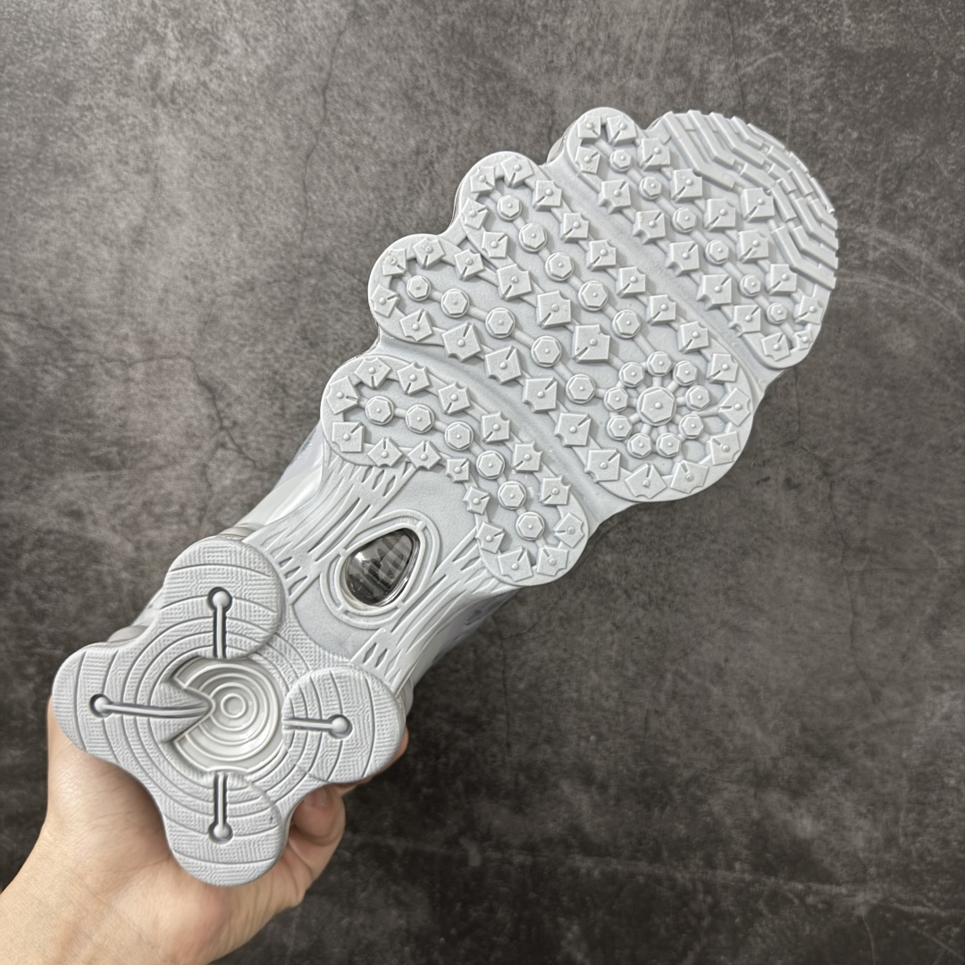 图片[9]-【Max纯原版】原版开发 Nike Shox TL系列 灰色 AV3595-015 NK Shox TL系列 复古舒适百搭防滑耐磨低邦柱形气垫休闲跑步鞋 鞋面采用了轻质化的材料打造，搭载鞋带系带系统以及鞋舌部分的特殊控制模块，科技感十足；采用透气纺织品和网眼鞋面与标志性的Nike Shox技术，同时提供更轻盈的感觉和大胆的外观；鞋身大面积采用织物与皮革材质拼接设计，搭配Dri-FITz透气网面，透气性拉满不闷脚。中底前掌搭载Air Max科技，后掌配置Shoxy缓震气柱，前掌气垫提供灵敏回弹，中底的气柱设计也很加分，外观上科技感十足；设计彰显个性，复古造型适配多种穿搭风格。 尺码：39 40 40.5 41 42 42.5 43 44 44.5 45 45.5 46 46.5 47.5-选品中心