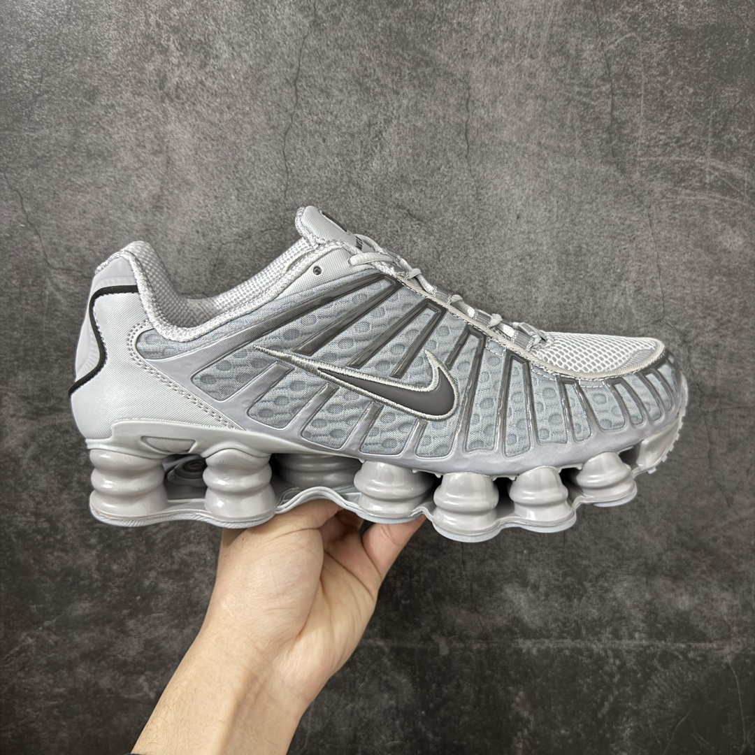 【Max纯原版】原版开发 Nike Shox TL系列 灰色 AV3595-015 NK Shox TL系列 复古舒适百搭防滑耐磨低邦柱形气垫休闲跑步鞋 鞋面采用了轻质化的材料打造，搭载鞋带系带系统以及鞋舌部分的特殊控制模块，科技感十足；采用透气纺织品和网眼鞋面与标志性的Nike Shox技术，同时提供更轻盈的感觉和大胆的外观；鞋身大面积采用织物与皮革材质拼接设计，搭配Dri-FITz透气网面，透气性拉满不闷脚。中底前掌搭载Air Max科技，后掌配置Shoxy缓震气柱，前掌气垫提供灵敏回弹，中底的气柱设计也很加分，外观上科技感十足；设计彰显个性，复古造型适配多种穿搭风格。 尺码：39 40 40.5 41 42 42.5 43 44 44.5 45 45.5 46 46.5 47.5-选品中心