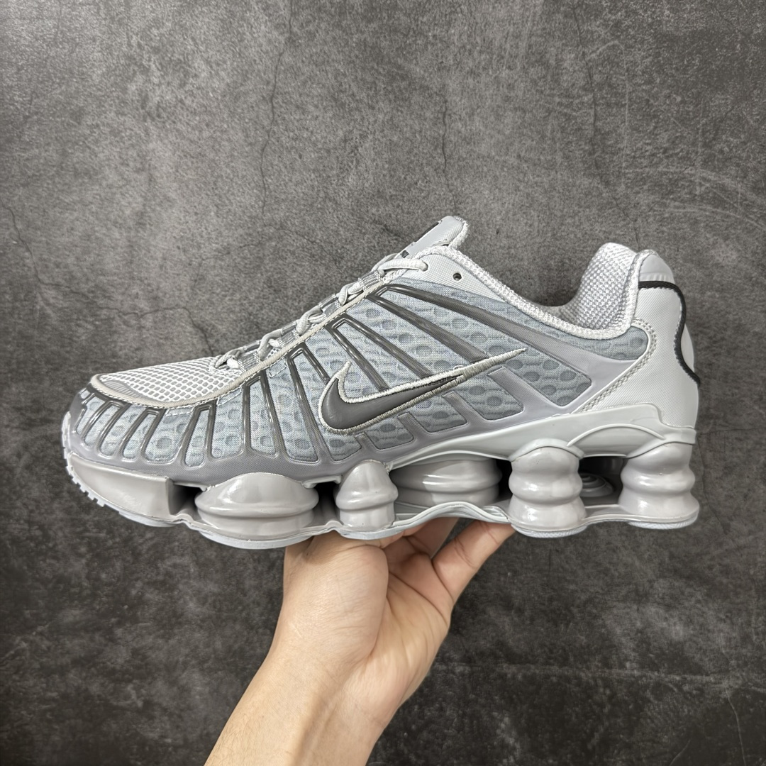 图片[2]-【Max纯原版】原版开发 Nike Shox TL系列 灰色 AV3595-015 NK Shox TL系列 复古舒适百搭防滑耐磨低邦柱形气垫休闲跑步鞋 鞋面采用了轻质化的材料打造，搭载鞋带系带系统以及鞋舌部分的特殊控制模块，科技感十足；采用透气纺织品和网眼鞋面与标志性的Nike Shox技术，同时提供更轻盈的感觉和大胆的外观；鞋身大面积采用织物与皮革材质拼接设计，搭配Dri-FITz透气网面，透气性拉满不闷脚。中底前掌搭载Air Max科技，后掌配置Shoxy缓震气柱，前掌气垫提供灵敏回弹，中底的气柱设计也很加分，外观上科技感十足；设计彰显个性，复古造型适配多种穿搭风格。 尺码：39 40 40.5 41 42 42.5 43 44 44.5 45 45.5 46 46.5 47.5-选品中心