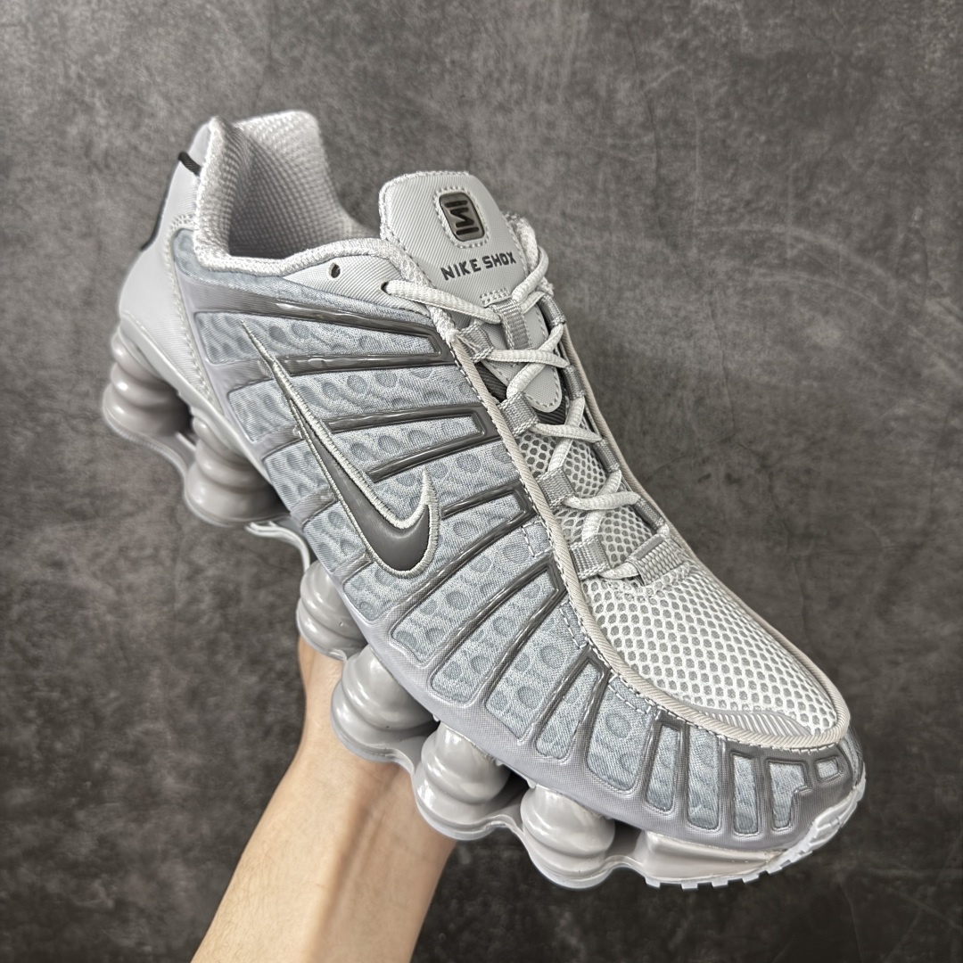 图片[3]-【Max纯原版】原版开发 Nike Shox TL系列 灰色 AV3595-015 NK Shox TL系列 复古舒适百搭防滑耐磨低邦柱形气垫休闲跑步鞋 鞋面采用了轻质化的材料打造，搭载鞋带系带系统以及鞋舌部分的特殊控制模块，科技感十足；采用透气纺织品和网眼鞋面与标志性的Nike Shox技术，同时提供更轻盈的感觉和大胆的外观；鞋身大面积采用织物与皮革材质拼接设计，搭配Dri-FITz透气网面，透气性拉满不闷脚。中底前掌搭载Air Max科技，后掌配置Shoxy缓震气柱，前掌气垫提供灵敏回弹，中底的气柱设计也很加分，外观上科技感十足；设计彰显个性，复古造型适配多种穿搭风格。 尺码：39 40 40.5 41 42 42.5 43 44 44.5 45 45.5 46 46.5 47.5-选品中心