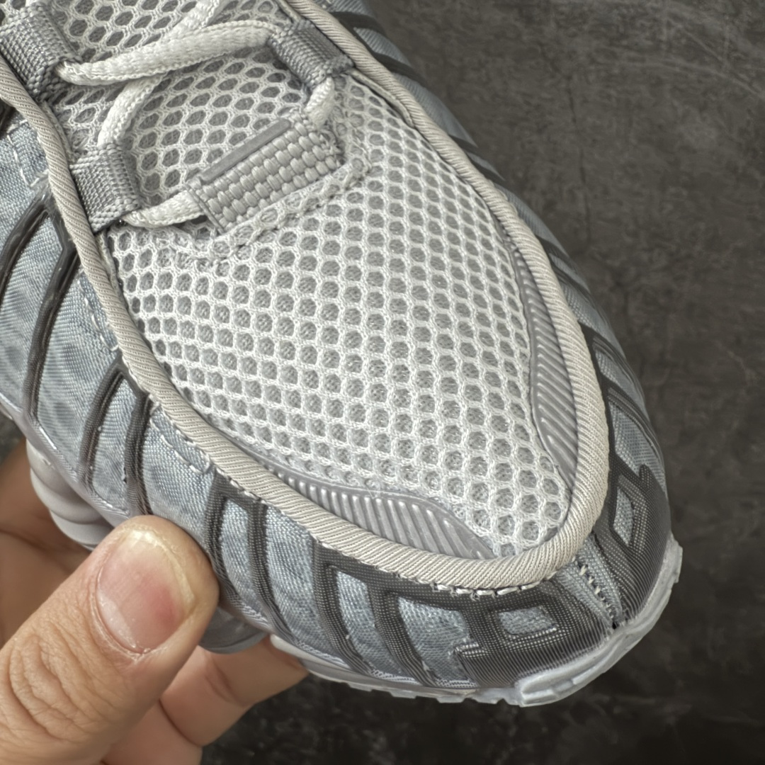 图片[5]-【Max纯原版】原版开发 Nike Shox TL系列 灰色 AV3595-015 NK Shox TL系列 复古舒适百搭防滑耐磨低邦柱形气垫休闲跑步鞋 鞋面采用了轻质化的材料打造，搭载鞋带系带系统以及鞋舌部分的特殊控制模块，科技感十足；采用透气纺织品和网眼鞋面与标志性的Nike Shox技术，同时提供更轻盈的感觉和大胆的外观；鞋身大面积采用织物与皮革材质拼接设计，搭配Dri-FITz透气网面，透气性拉满不闷脚。中底前掌搭载Air Max科技，后掌配置Shoxy缓震气柱，前掌气垫提供灵敏回弹，中底的气柱设计也很加分，外观上科技感十足；设计彰显个性，复古造型适配多种穿搭风格。 尺码：39 40 40.5 41 42 42.5 43 44 44.5 45 45.5 46 46.5 47.5-选品中心