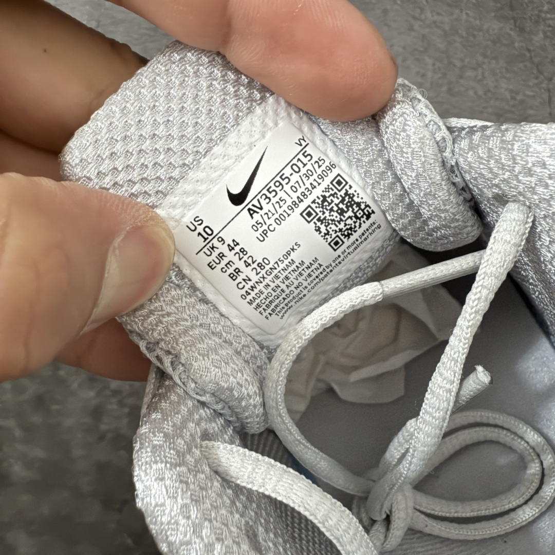 图片[7]-【Max纯原版】原版开发 Nike Shox TL系列 灰色 AV3595-015 NK Shox TL系列 复古舒适百搭防滑耐磨低邦柱形气垫休闲跑步鞋 鞋面采用了轻质化的材料打造，搭载鞋带系带系统以及鞋舌部分的特殊控制模块，科技感十足；采用透气纺织品和网眼鞋面与标志性的Nike Shox技术，同时提供更轻盈的感觉和大胆的外观；鞋身大面积采用织物与皮革材质拼接设计，搭配Dri-FITz透气网面，透气性拉满不闷脚。中底前掌搭载Air Max科技，后掌配置Shoxy缓震气柱，前掌气垫提供灵敏回弹，中底的气柱设计也很加分，外观上科技感十足；设计彰显个性，复古造型适配多种穿搭风格。 尺码：39 40 40.5 41 42 42.5 43 44 44.5 45 45.5 46 46.5 47.5-选品中心