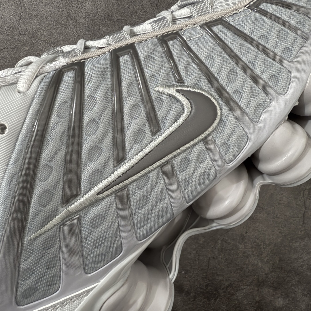 图片[4]-【Max纯原版】原版开发 Nike Shox TL系列 灰色 AV3595-015 NK Shox TL系列 复古舒适百搭防滑耐磨低邦柱形气垫休闲跑步鞋 鞋面采用了轻质化的材料打造，搭载鞋带系带系统以及鞋舌部分的特殊控制模块，科技感十足；采用透气纺织品和网眼鞋面与标志性的Nike Shox技术，同时提供更轻盈的感觉和大胆的外观；鞋身大面积采用织物与皮革材质拼接设计，搭配Dri-FITz透气网面，透气性拉满不闷脚。中底前掌搭载Air Max科技，后掌配置Shoxy缓震气柱，前掌气垫提供灵敏回弹，中底的气柱设计也很加分，外观上科技感十足；设计彰显个性，复古造型适配多种穿搭风格。 尺码：39 40 40.5 41 42 42.5 43 44 44.5 45 45.5 46 46.5 47.5-选品中心