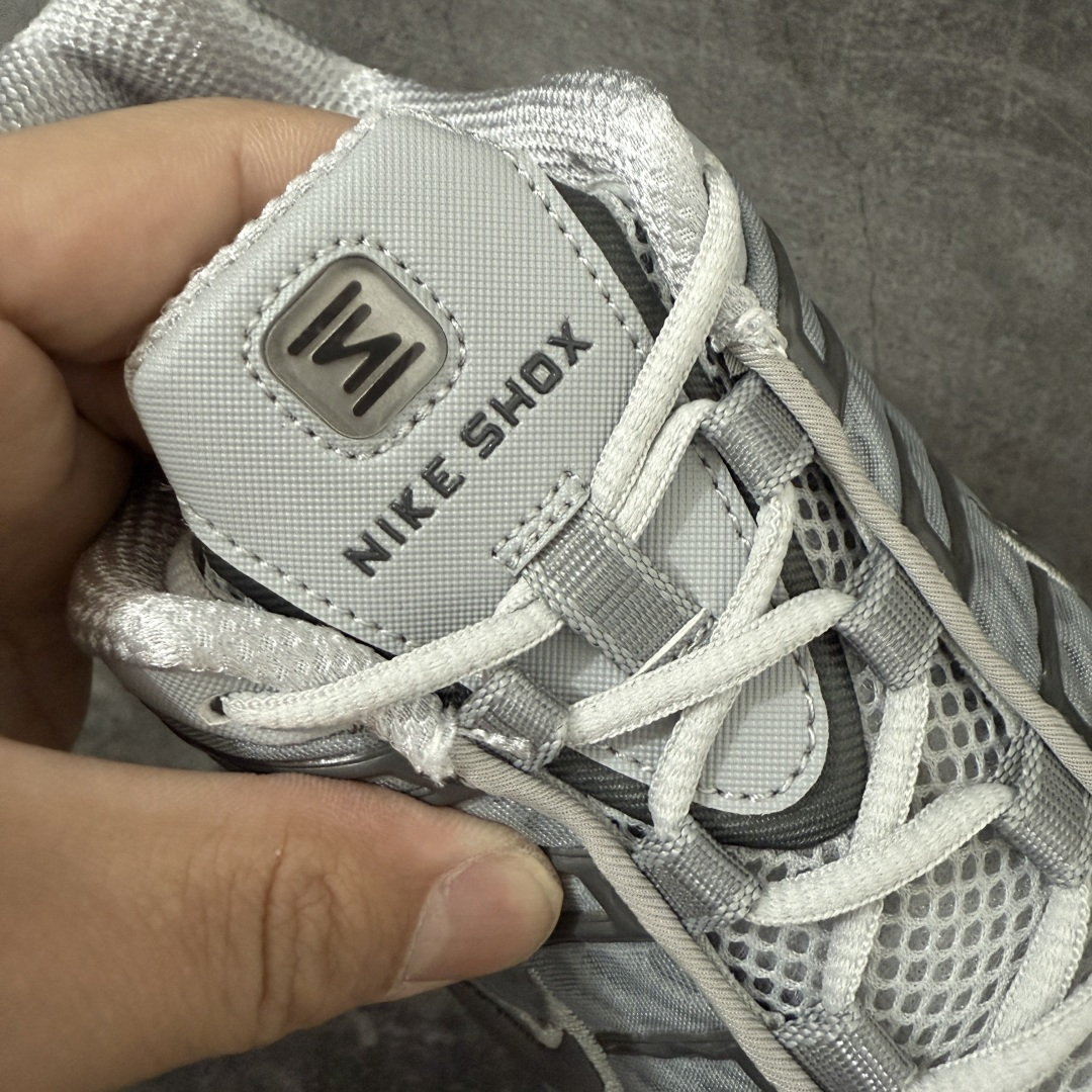 图片[6]-【Max纯原版】原版开发 Nike Shox TL系列 灰色 AV3595-015 NK Shox TL系列 复古舒适百搭防滑耐磨低邦柱形气垫休闲跑步鞋 鞋面采用了轻质化的材料打造，搭载鞋带系带系统以及鞋舌部分的特殊控制模块，科技感十足；采用透气纺织品和网眼鞋面与标志性的Nike Shox技术，同时提供更轻盈的感觉和大胆的外观；鞋身大面积采用织物与皮革材质拼接设计，搭配Dri-FITz透气网面，透气性拉满不闷脚。中底前掌搭载Air Max科技，后掌配置Shoxy缓震气柱，前掌气垫提供灵敏回弹，中底的气柱设计也很加分，外观上科技感十足；设计彰显个性，复古造型适配多种穿搭风格。 尺码：39 40 40.5 41 42 42.5 43 44 44.5 45 45.5 46 46.5 47.5-选品中心
