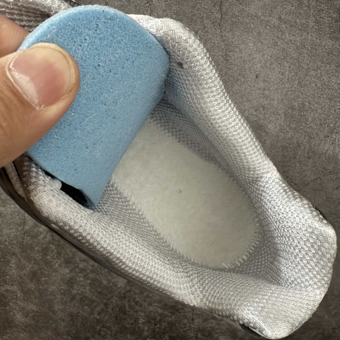 图片[9]-【Max纯原版】原版开发 Nike Shox TL系列 灰色 AV3595-015 NK Shox TL系列 复古舒适百搭防滑耐磨低邦柱形气垫休闲跑步鞋 鞋面采用了轻质化的材料打造，搭载鞋带系带系统以及鞋舌部分的特殊控制模块，科技感十足；采用透气纺织品和网眼鞋面与标志性的Nike Shox技术，同时提供更轻盈的感觉和大胆的外观；鞋身大面积采用织物与皮革材质拼接设计，搭配Dri-FITz透气网面，透气性拉满不闷脚。中底前掌搭载Air Max科技，后掌配置Shoxy缓震气柱，前掌气垫提供灵敏回弹，中底的气柱设计也很加分，外观上科技感十足；设计彰显个性，复古造型适配多种穿搭风格。 尺码：39 40 40.5 41 42 42.5 43 44 44.5 45 45.5 46 46.5 47.5-选品中心