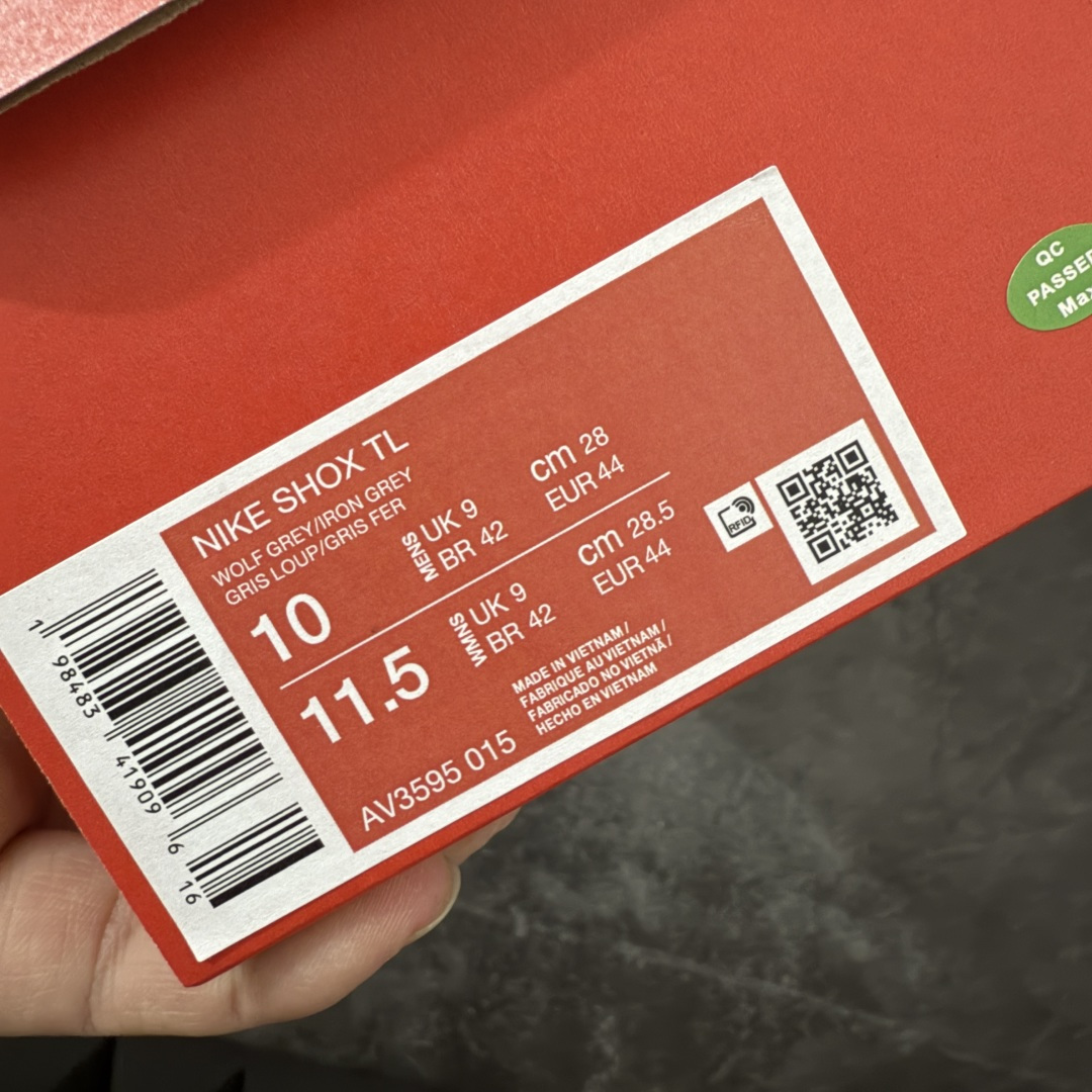 图片[10]-【Max纯原版】原版开发 Nike Shox TL系列 灰色 AV3595-015 NK Shox TL系列 复古舒适百搭防滑耐磨低邦柱形气垫休闲跑步鞋 鞋面采用了轻质化的材料打造，搭载鞋带系带系统以及鞋舌部分的特殊控制模块，科技感十足；采用透气纺织品和网眼鞋面与标志性的Nike Shox技术，同时提供更轻盈的感觉和大胆的外观；鞋身大面积采用织物与皮革材质拼接设计，搭配Dri-FITz透气网面，透气性拉满不闷脚。中底前掌搭载Air Max科技，后掌配置Shoxy缓震气柱，前掌气垫提供灵敏回弹，中底的气柱设计也很加分，外观上科技感十足；设计彰显个性，复古造型适配多种穿搭风格。 尺码：39 40 40.5 41 42 42.5 43 44 44.5 45 45.5 46 46.5 47.5-选品中心