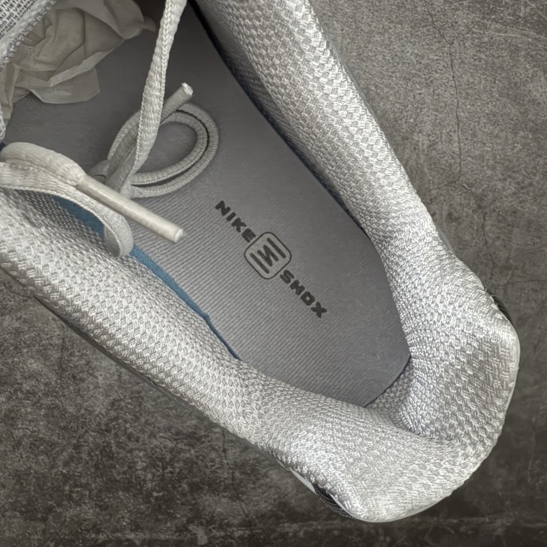 图片[8]-【Max纯原版】原版开发 Nike Shox TL系列 灰色 AV3595-015 NK Shox TL系列 复古舒适百搭防滑耐磨低邦柱形气垫休闲跑步鞋 鞋面采用了轻质化的材料打造，搭载鞋带系带系统以及鞋舌部分的特殊控制模块，科技感十足；采用透气纺织品和网眼鞋面与标志性的Nike Shox技术，同时提供更轻盈的感觉和大胆的外观；鞋身大面积采用织物与皮革材质拼接设计，搭配Dri-FITz透气网面，透气性拉满不闷脚。中底前掌搭载Air Max科技，后掌配置Shoxy缓震气柱，前掌气垫提供灵敏回弹，中底的气柱设计也很加分，外观上科技感十足；设计彰显个性，复古造型适配多种穿搭风格。 尺码：39 40 40.5 41 42 42.5 43 44 44.5 45 45.5 46 46.5 47.5-选品中心