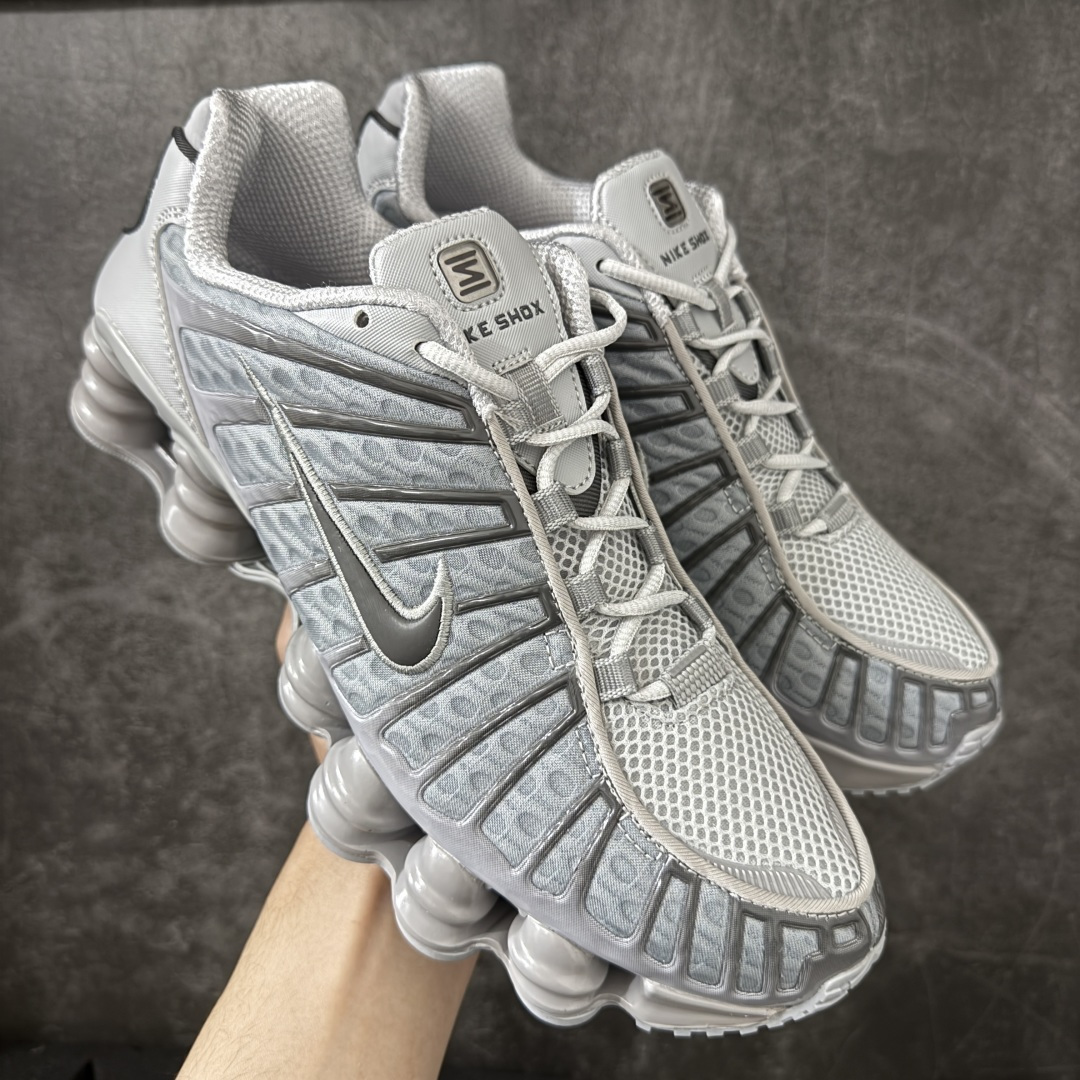 【Max纯原版】原版开发 Nike Shox TL系列 灰色 AV3595-015 NK Shox TL系列 复古舒适百搭防滑耐磨低邦柱形气垫休闲跑步鞋 鞋面采用了轻质化的材料打造，搭载鞋带系带系统以及鞋舌部分的特殊控制模块，科技感十足；采用透气纺织品和网眼鞋面与标志性的Nike Shox技术，同时提供更轻盈的感觉和大胆的外观；鞋身大面积采用织物与皮革材质拼接设计，搭配Dri-FITz透气网面，透气性拉满不闷脚。中底前掌搭载Air Max科技，后掌配置Shoxy缓震气柱，前掌气垫提供灵敏回弹，中底的气柱设计也很加分，外观上科技感十足；设计彰显个性，复古造型适配多种穿搭风格。 尺码：39 40 40.5 41 42 42.5 43 44 44.5 45 45.5 46 46.5 47.5-选品中心