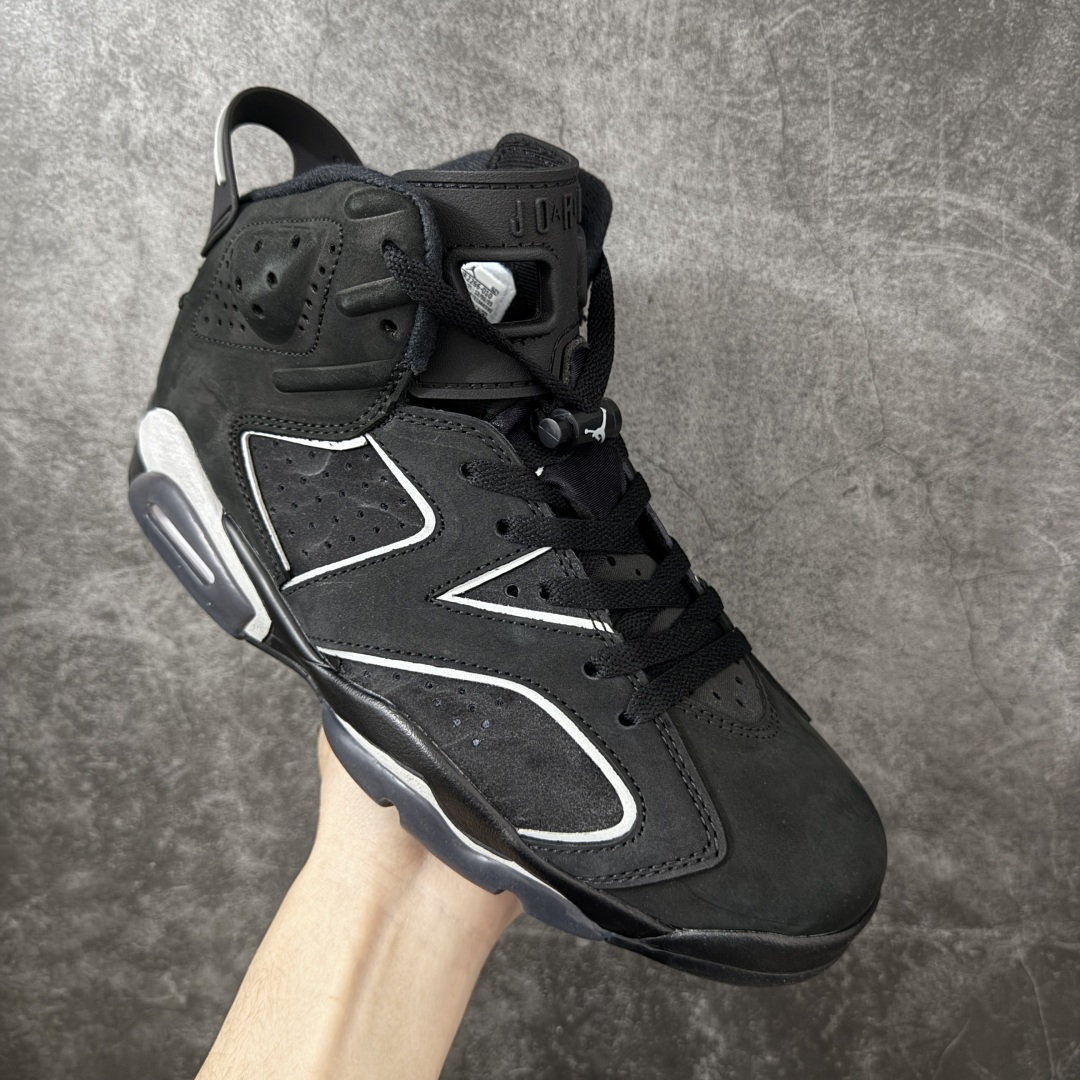图片[3]-【外贸纯原版】Air Jordan 6 Retro \”Cap and Gown\” AJ6 乔6毕业主题 货号：IR2266-010 #鞋身采用黑色翻毛皮鞋面，辅以白色细节点缀，中底、鞋后跟贴片以及鞋面裁片与鞋带包边上的 3M 反光元素，在不破坏整体高级质感的前提下，为鞋款注入恰到好处的吸睛亮点。鞋后跟处的 “ Nike Air ” 经典标识，更让这款新作自带复古韵味。 尺码：40 40.5 41 42 42.5 43 44 44.5 45 46 47.5-选品中心
