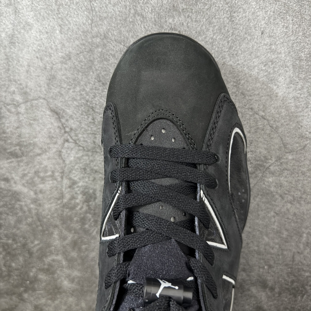 图片[5]-【外贸纯原版】Air Jordan 6 Retro \”Cap and Gown\” AJ6 乔6毕业主题 货号：IR2266-010 #鞋身采用黑色翻毛皮鞋面，辅以白色细节点缀，中底、鞋后跟贴片以及鞋面裁片与鞋带包边上的 3M 反光元素，在不破坏整体高级质感的前提下，为鞋款注入恰到好处的吸睛亮点。鞋后跟处的 “ Nike Air ” 经典标识，更让这款新作自带复古韵味。 尺码：40 40.5 41 42 42.5 43 44 44.5 45 46 47.5-选品中心