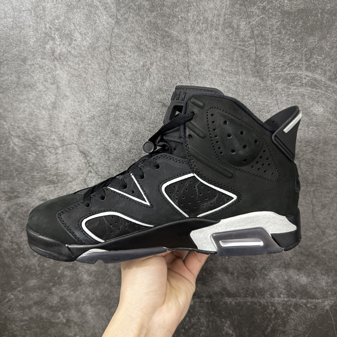 图片[2]-【外贸纯原版】Air Jordan 6 Retro \”Cap and Gown\” AJ6 乔6毕业主题 货号：IR2266-010 #鞋身采用黑色翻毛皮鞋面，辅以白色细节点缀，中底、鞋后跟贴片以及鞋面裁片与鞋带包边上的 3M 反光元素，在不破坏整体高级质感的前提下，为鞋款注入恰到好处的吸睛亮点。鞋后跟处的 “ Nike Air ” 经典标识，更让这款新作自带复古韵味。 尺码：40 40.5 41 42 42.5 43 44 44.5 45 46 47.5-选品中心