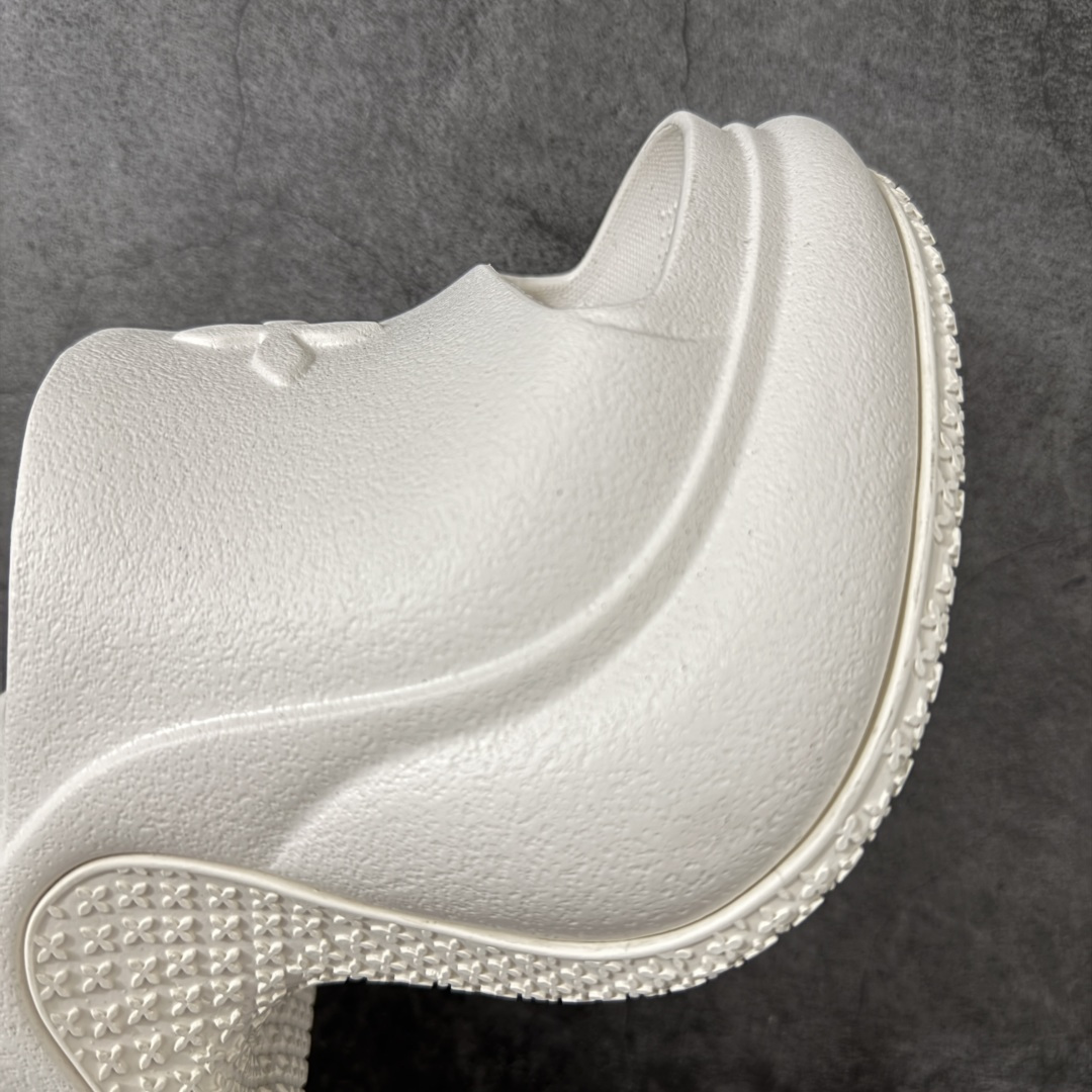 图片[6]-【广东纯原版本】SMFK Compass 浮雕一字厚底拖鞋 小众潮牌爆款 广东大厂出品 增高有7.5 9.5cm 运动拖鞋 原楦原纸原版数据开发版型 采用一体成型鞋身 鞋芯填充 鞋底贴合工艺 百搭的极简风国潮 势必大热 新作继承了诸多品牌制胜的流行元素 此款拖鞋非常轻便回弹性好 增高显瘦 上脚特别舒服 拥有无尽的搭配可能 它可与窄腿牛仔裤或迷你裙同穿 也能与印花连衣裙穿搭 原版橡胶发泡材质 一体成型HZ 尺码： 35 36 37 38 39 40-选品中心