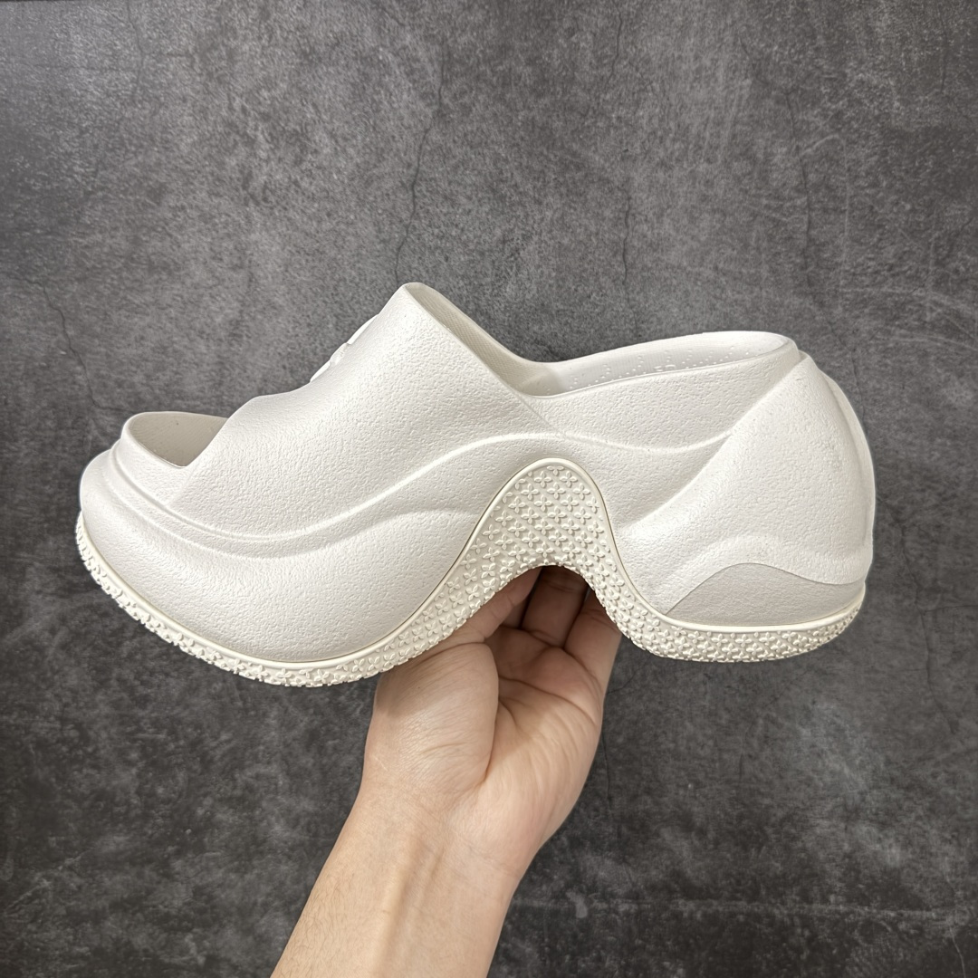 图片[2]-【广东纯原版本】SMFK Compass 浮雕一字厚底拖鞋 小众潮牌爆款 广东大厂出品 增高有7.5 9.5cm 运动拖鞋 原楦原纸原版数据开发版型 采用一体成型鞋身 鞋芯填充 鞋底贴合工艺 百搭的极简风国潮 势必大热 新作继承了诸多品牌制胜的流行元素 此款拖鞋非常轻便回弹性好 增高显瘦 上脚特别舒服 拥有无尽的搭配可能 它可与窄腿牛仔裤或迷你裙同穿 也能与印花连衣裙穿搭 原版橡胶发泡材质 一体成型HZ 尺码： 35 36 37 38 39 40-选品中心