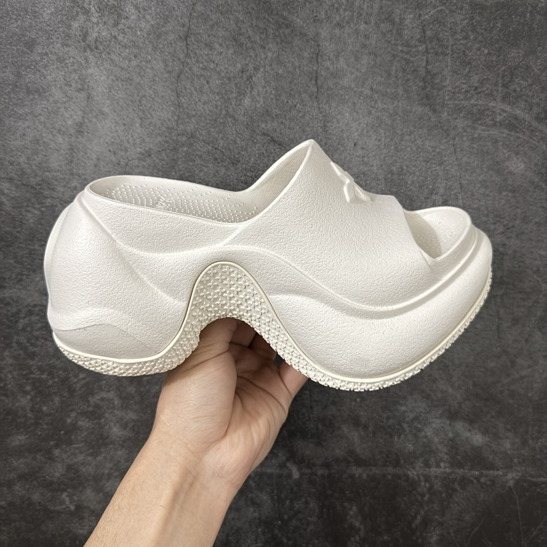 【广东纯原版本】SMFK Compass 浮雕一字厚底拖鞋 小众潮牌爆款 广东大厂出品 增高有7.5 9.5cm 运动拖鞋 原楦原纸原版数据开发版型 采用一体成型鞋身 鞋芯填充 鞋底贴合工艺 百搭的极简风国潮 势必大热 新作继承了诸多品牌制胜的流行元素 此款拖鞋非常轻便回弹性好 增高显瘦 上脚特别舒服 拥有无尽的搭配可能 它可与窄腿牛仔裤或迷你裙同穿 也能与印花连衣裙穿搭 原版橡胶发泡材质 一体成型HZ 尺码： 35 36 37 38 39 40-选品中心