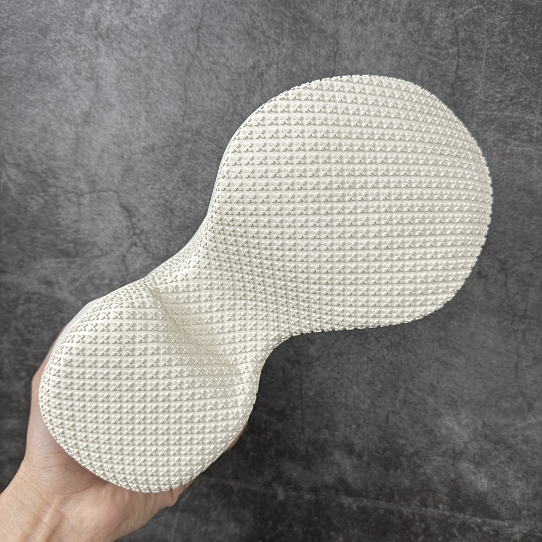 图片[9]-【广东纯原版本】SMFK Compass 浮雕一字厚底拖鞋 小众潮牌爆款 广东大厂出品 增高有7.5 9.5cm 运动拖鞋 原楦原纸原版数据开发版型 采用一体成型鞋身 鞋芯填充 鞋底贴合工艺 百搭的极简风国潮 势必大热 新作继承了诸多品牌制胜的流行元素 此款拖鞋非常轻便回弹性好 增高显瘦 上脚特别舒服 拥有无尽的搭配可能 它可与窄腿牛仔裤或迷你裙同穿 也能与印花连衣裙穿搭 原版橡胶发泡材质 一体成型HZ 尺码： 35 36 37 38 39 40-选品中心