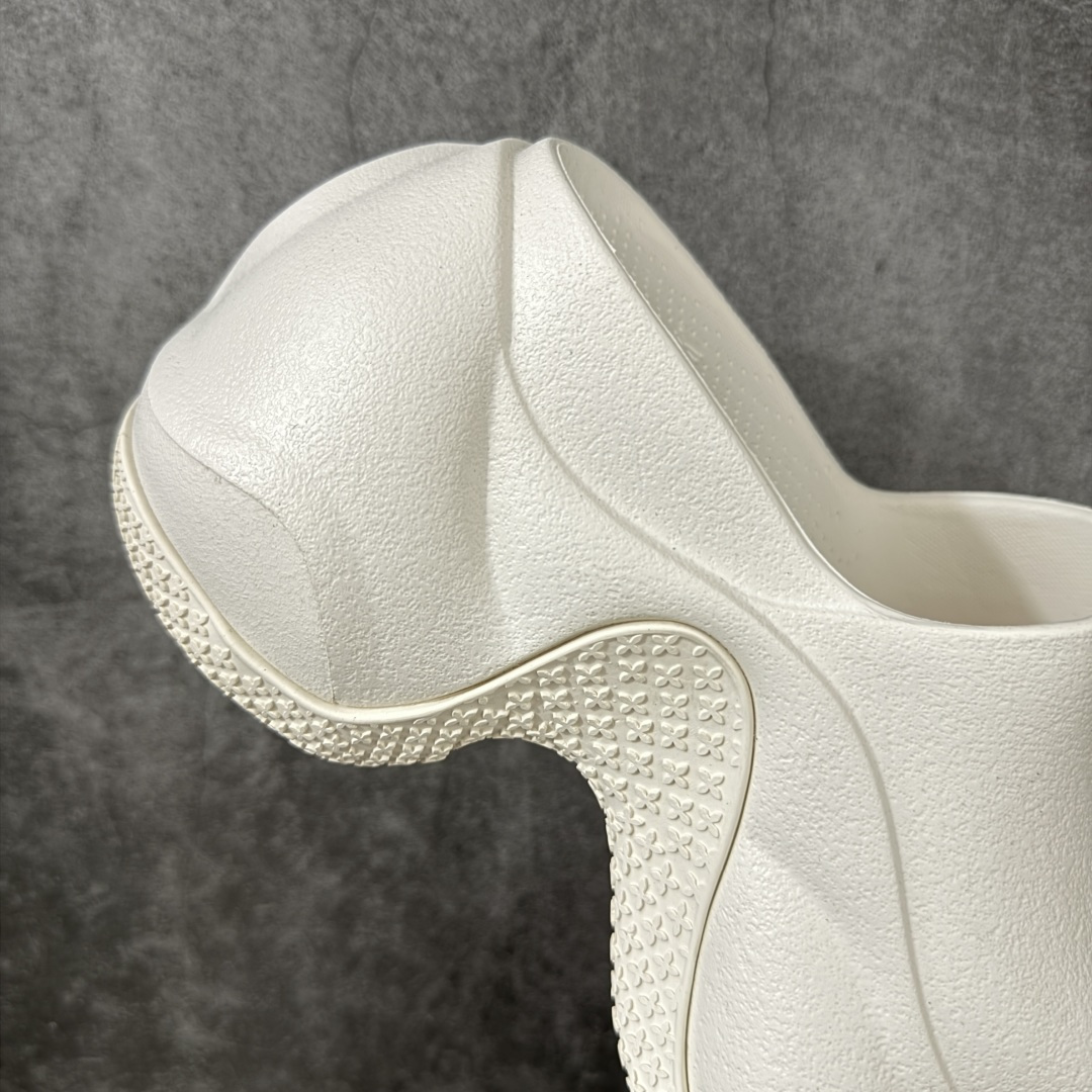 图片[7]-【广东纯原版本】SMFK Compass 浮雕一字厚底拖鞋 小众潮牌爆款 广东大厂出品 增高有7.5 9.5cm 运动拖鞋 原楦原纸原版数据开发版型 采用一体成型鞋身 鞋芯填充 鞋底贴合工艺 百搭的极简风国潮 势必大热 新作继承了诸多品牌制胜的流行元素 此款拖鞋非常轻便回弹性好 增高显瘦 上脚特别舒服 拥有无尽的搭配可能 它可与窄腿牛仔裤或迷你裙同穿 也能与印花连衣裙穿搭 原版橡胶发泡材质 一体成型HZ 尺码： 35 36 37 38 39 40-选品中心