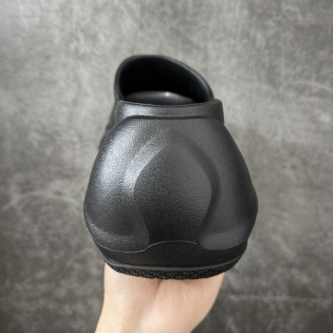 图片[4]-【广东纯原版本】SMFK Compass 浮雕一字厚底拖鞋 小众潮牌爆款 广东大厂出品 增高有7.5 9.5cm 运动拖鞋 原楦原纸原版数据开发版型 采用一体成型鞋身 鞋芯填充 鞋底贴合工艺 百搭的极简风国潮 势必大热 新作继承了诸多品牌制胜的流行元素 此款拖鞋非常轻便回弹性好 增高显瘦 上脚特别舒服 拥有无尽的搭配可能 它可与窄腿牛仔裤或迷你裙同穿 也能与印花连衣裙穿搭 原版橡胶发泡材质 一体成型HZ 尺码： 35 36 37 38 39 40-选品中心