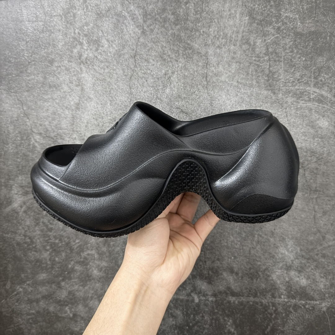 图片[2]-【广东纯原版本】SMFK Compass 浮雕一字厚底拖鞋 小众潮牌爆款 广东大厂出品 增高有7.5 9.5cm 运动拖鞋 原楦原纸原版数据开发版型 采用一体成型鞋身 鞋芯填充 鞋底贴合工艺 百搭的极简风国潮 势必大热 新作继承了诸多品牌制胜的流行元素 此款拖鞋非常轻便回弹性好 增高显瘦 上脚特别舒服 拥有无尽的搭配可能 它可与窄腿牛仔裤或迷你裙同穿 也能与印花连衣裙穿搭 原版橡胶发泡材质 一体成型HZ 尺码： 35 36 37 38 39 40-选品中心