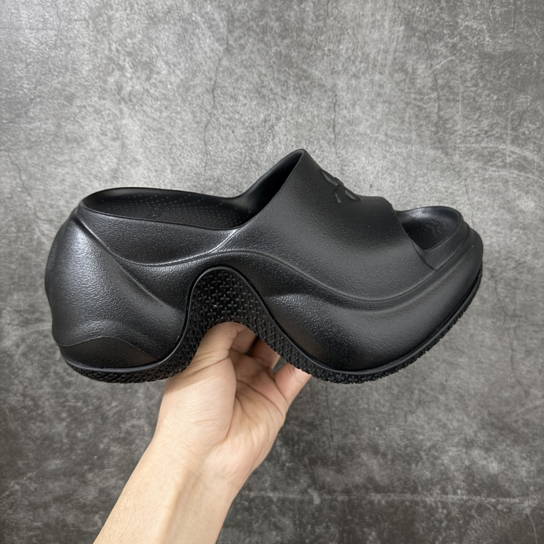 【广东纯原版本】SMFK Compass 浮雕一字厚底拖鞋 小众潮牌爆款 广东大厂出品 增高有7.5 9.5cm 运动拖鞋 原楦原纸原版数据开发版型 采用一体成型鞋身 鞋芯填充 鞋底贴合工艺 百搭的极简风国潮 势必大热 新作继承了诸多品牌制胜的流行元素 此款拖鞋非常轻便回弹性好 增高显瘦 上脚特别舒服 拥有无尽的搭配可能 它可与窄腿牛仔裤或迷你裙同穿 也能与印花连衣裙穿搭 原版橡胶发泡材质 一体成型HZ 尺码： 35 36 37 38 39 40-选品中心