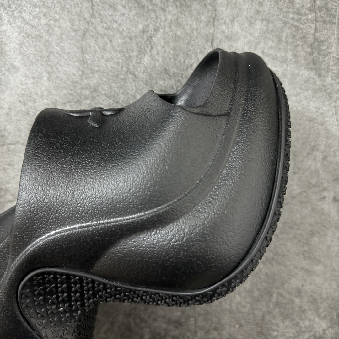 图片[6]-【广东纯原版本】SMFK Compass 浮雕一字厚底拖鞋 小众潮牌爆款 广东大厂出品 增高有7.5 9.5cm 运动拖鞋 原楦原纸原版数据开发版型 采用一体成型鞋身 鞋芯填充 鞋底贴合工艺 百搭的极简风国潮 势必大热 新作继承了诸多品牌制胜的流行元素 此款拖鞋非常轻便回弹性好 增高显瘦 上脚特别舒服 拥有无尽的搭配可能 它可与窄腿牛仔裤或迷你裙同穿 也能与印花连衣裙穿搭 原版橡胶发泡材质 一体成型HZ 尺码： 35 36 37 38 39 40-选品中心