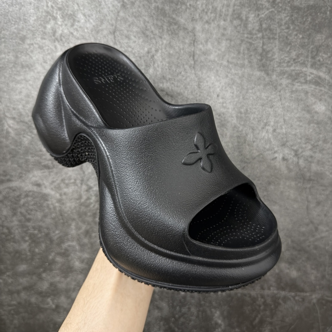 图片[3]-【广东纯原版本】SMFK Compass 浮雕一字厚底拖鞋 小众潮牌爆款 广东大厂出品 增高有7.5 9.5cm 运动拖鞋 原楦原纸原版数据开发版型 采用一体成型鞋身 鞋芯填充 鞋底贴合工艺 百搭的极简风国潮 势必大热 新作继承了诸多品牌制胜的流行元素 此款拖鞋非常轻便回弹性好 增高显瘦 上脚特别舒服 拥有无尽的搭配可能 它可与窄腿牛仔裤或迷你裙同穿 也能与印花连衣裙穿搭 原版橡胶发泡材质 一体成型HZ 尺码： 35 36 37 38 39 40-选品中心