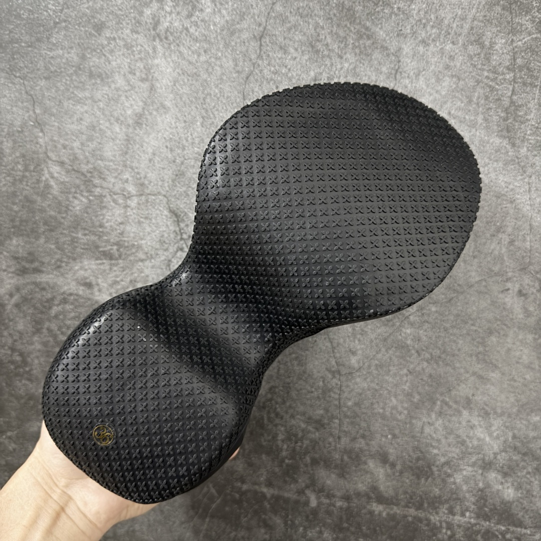 图片[9]-【广东纯原版本】SMFK Compass 浮雕一字厚底拖鞋 小众潮牌爆款 广东大厂出品 增高有7.5 9.5cm 运动拖鞋 原楦原纸原版数据开发版型 采用一体成型鞋身 鞋芯填充 鞋底贴合工艺 百搭的极简风国潮 势必大热 新作继承了诸多品牌制胜的流行元素 此款拖鞋非常轻便回弹性好 增高显瘦 上脚特别舒服 拥有无尽的搭配可能 它可与窄腿牛仔裤或迷你裙同穿 也能与印花连衣裙穿搭 原版橡胶发泡材质 一体成型HZ 尺码： 35 36 37 38 39 40-选品中心