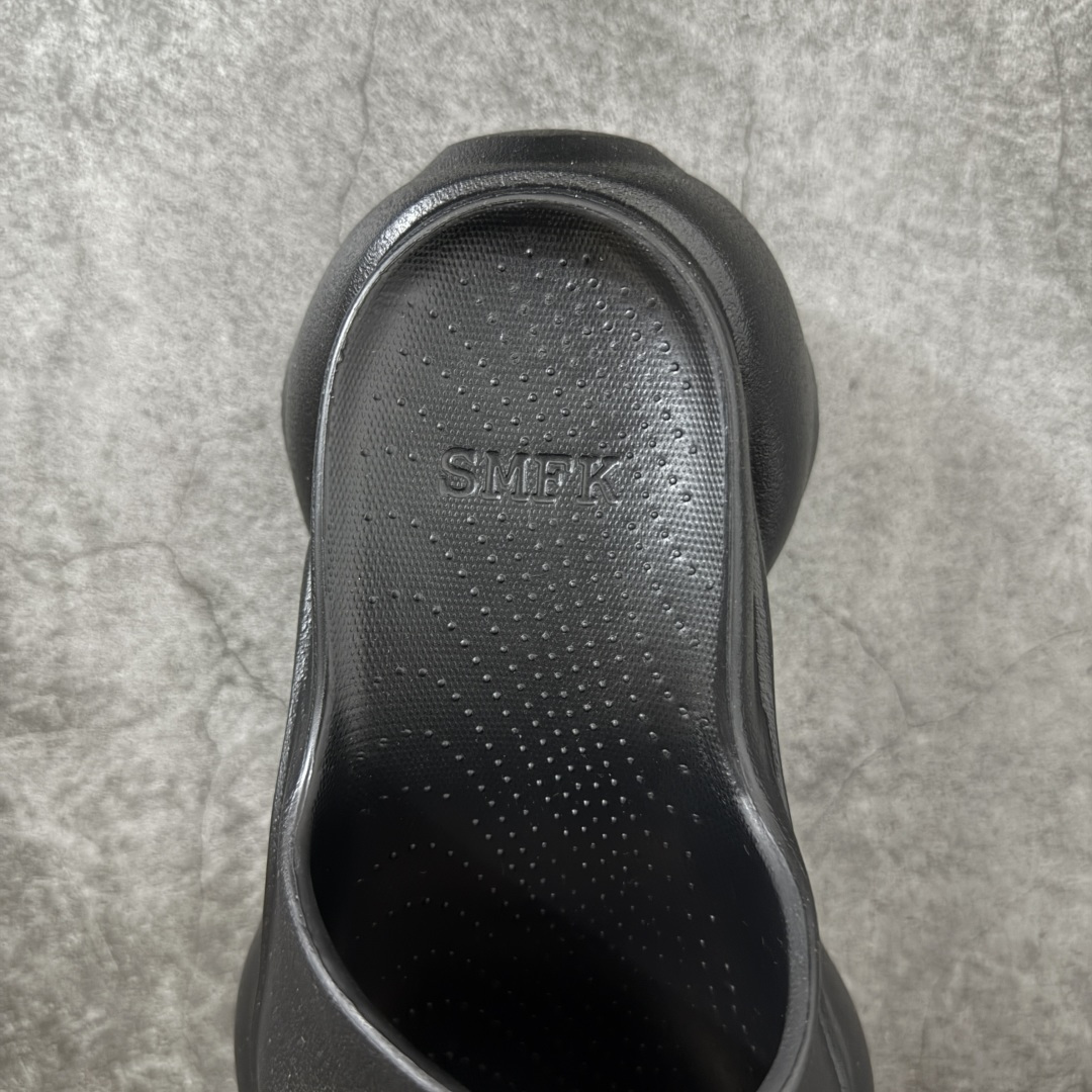 图片[8]-【广东纯原版本】SMFK Compass 浮雕一字厚底拖鞋 小众潮牌爆款 广东大厂出品 增高有7.5 9.5cm 运动拖鞋 原楦原纸原版数据开发版型 采用一体成型鞋身 鞋芯填充 鞋底贴合工艺 百搭的极简风国潮 势必大热 新作继承了诸多品牌制胜的流行元素 此款拖鞋非常轻便回弹性好 增高显瘦 上脚特别舒服 拥有无尽的搭配可能 它可与窄腿牛仔裤或迷你裙同穿 也能与印花连衣裙穿搭 原版橡胶发泡材质 一体成型HZ 尺码： 35 36 37 38 39 40-选品中心