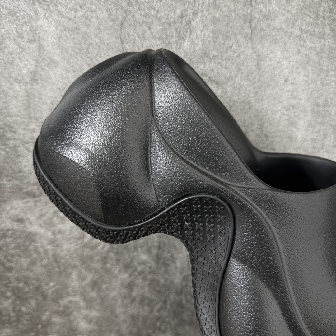 图片[7]-【广东纯原版本】SMFK Compass 浮雕一字厚底拖鞋 小众潮牌爆款 广东大厂出品 增高有7.5 9.5cm 运动拖鞋 原楦原纸原版数据开发版型 采用一体成型鞋身 鞋芯填充 鞋底贴合工艺 百搭的极简风国潮 势必大热 新作继承了诸多品牌制胜的流行元素 此款拖鞋非常轻便回弹性好 增高显瘦 上脚特别舒服 拥有无尽的搭配可能 它可与窄腿牛仔裤或迷你裙同穿 也能与印花连衣裙穿搭 原版橡胶发泡材质 一体成型HZ 尺码： 35 36 37 38 39 40-选品中心