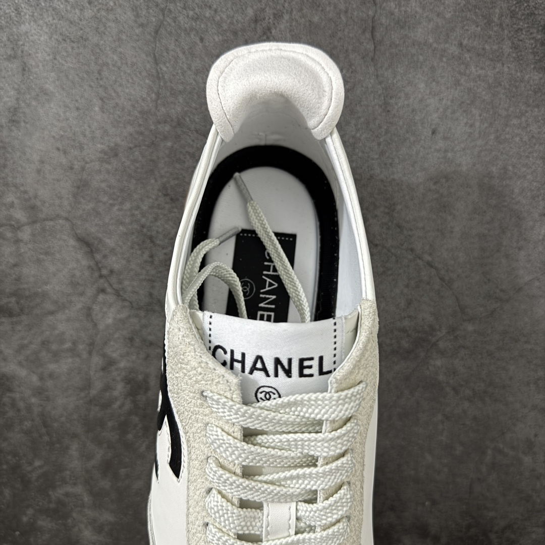 图片[8]-【性价比礼盒版】CHANEL 26p 熊猫🐼德训鞋 2026年春夏系列的热门单品，凭借复古又简约的设计成为当季爆款，在时尚圈和消费者中都备受追捧 经典黑白配色，鞋身侧面印有标志性的双C Logo，兼具复古德训鞋的休闲感与香奈儿的高级质感。采用柔软的皮革拼接制作，上脚舒适，回归了久违的简约 一眼看上的肯定要get 舒适度极高适合遛娃通勤 高级质感，采用柔软的皮革拼接制作，上脚舒适，适合日常长时间穿着 全套原版礼盒包装，细节感爆棚！ 面料：进口高丝光牛反绒＋牛皮 内里：原版进口透气网 鞋底：原版开模T组合大底 尺码：35 36 37 38 39 40-选品中心