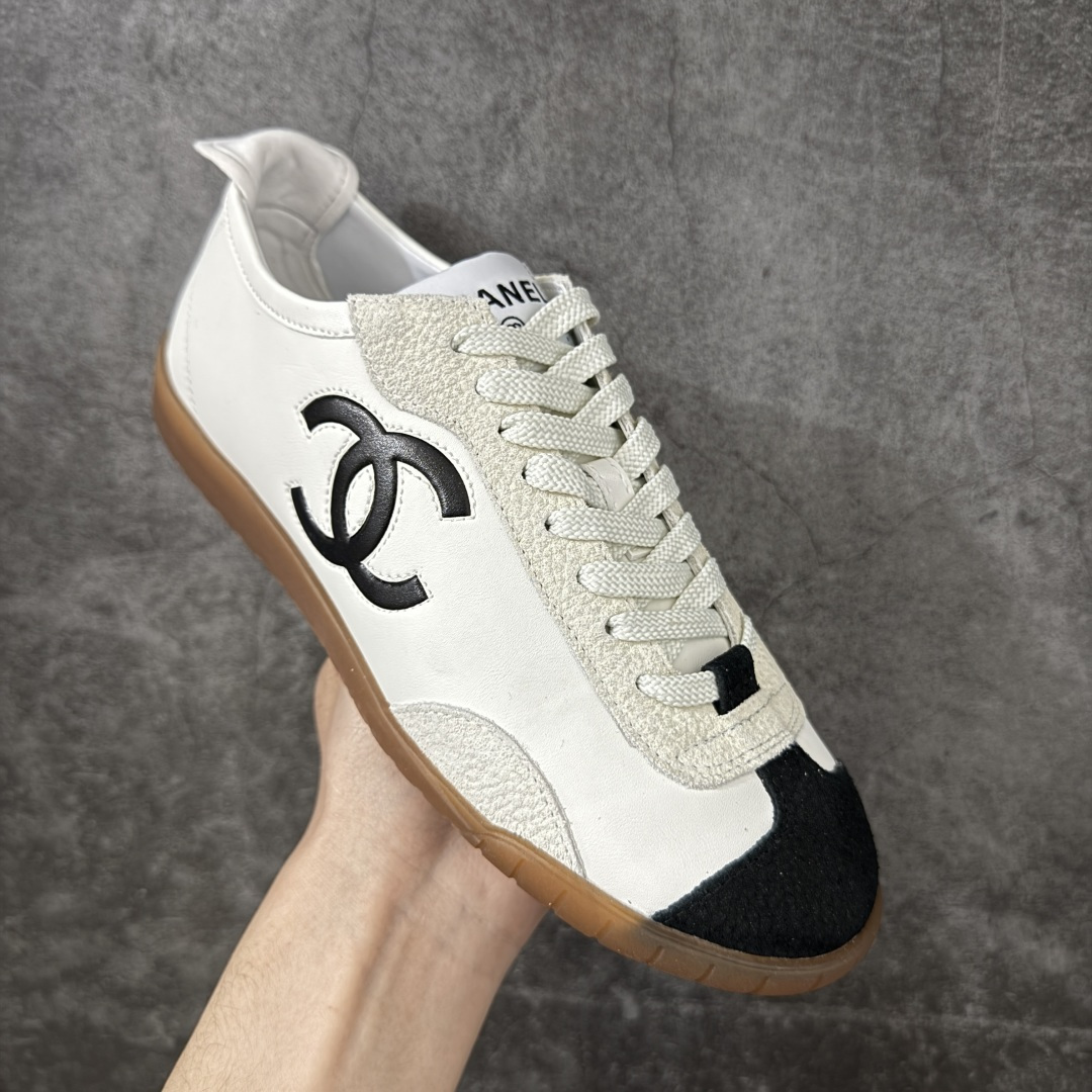 图片[3]-【性价比礼盒版】CHANEL 26p 熊猫🐼德训鞋 2026年春夏系列的热门单品，凭借复古又简约的设计成为当季爆款，在时尚圈和消费者中都备受追捧 经典黑白配色，鞋身侧面印有标志性的双C Logo，兼具复古德训鞋的休闲感与香奈儿的高级质感。采用柔软的皮革拼接制作，上脚舒适，回归了久违的简约 一眼看上的肯定要get 舒适度极高适合遛娃通勤 高级质感，采用柔软的皮革拼接制作，上脚舒适，适合日常长时间穿着 全套原版礼盒包装，细节感爆棚！ 面料：进口高丝光牛反绒＋牛皮 内里：原版进口透气网 鞋底：原版开模T组合大底 尺码：35 36 37 38 39 40-选品中心