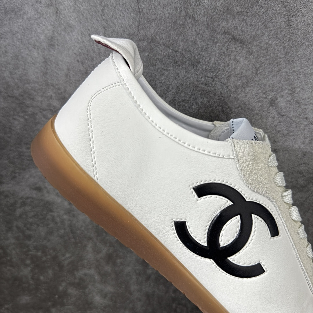 图片[7]-【性价比礼盒版】CHANEL 26p 熊猫🐼德训鞋 2026年春夏系列的热门单品，凭借复古又简约的设计成为当季爆款，在时尚圈和消费者中都备受追捧 经典黑白配色，鞋身侧面印有标志性的双C Logo，兼具复古德训鞋的休闲感与香奈儿的高级质感。采用柔软的皮革拼接制作，上脚舒适，回归了久违的简约 一眼看上的肯定要get 舒适度极高适合遛娃通勤 高级质感，采用柔软的皮革拼接制作，上脚舒适，适合日常长时间穿着 全套原版礼盒包装，细节感爆棚！ 面料：进口高丝光牛反绒＋牛皮 内里：原版进口透气网 鞋底：原版开模T组合大底 尺码：35 36 37 38 39 40-选品中心